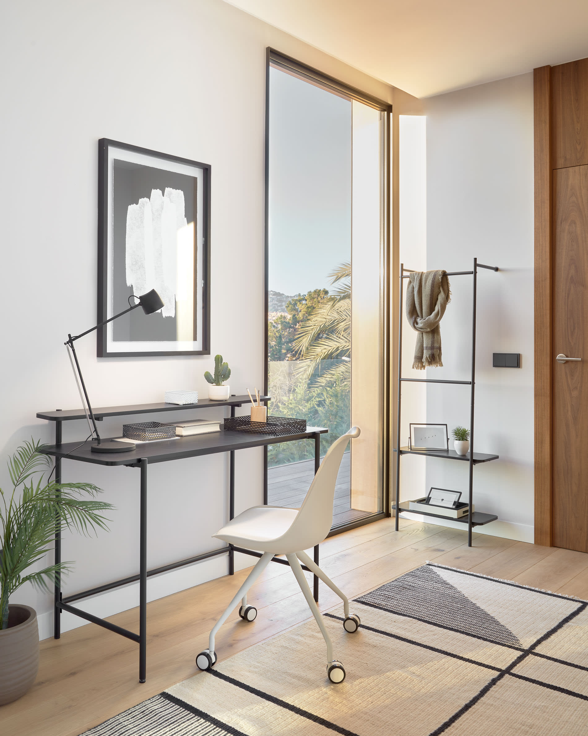 Eleganter Galatia Tisch mit schwarzer Melaminplatte und Metallbeinen, 120x60 cm, perfekt für moderne Wohn- und Arbeitsbereiche.