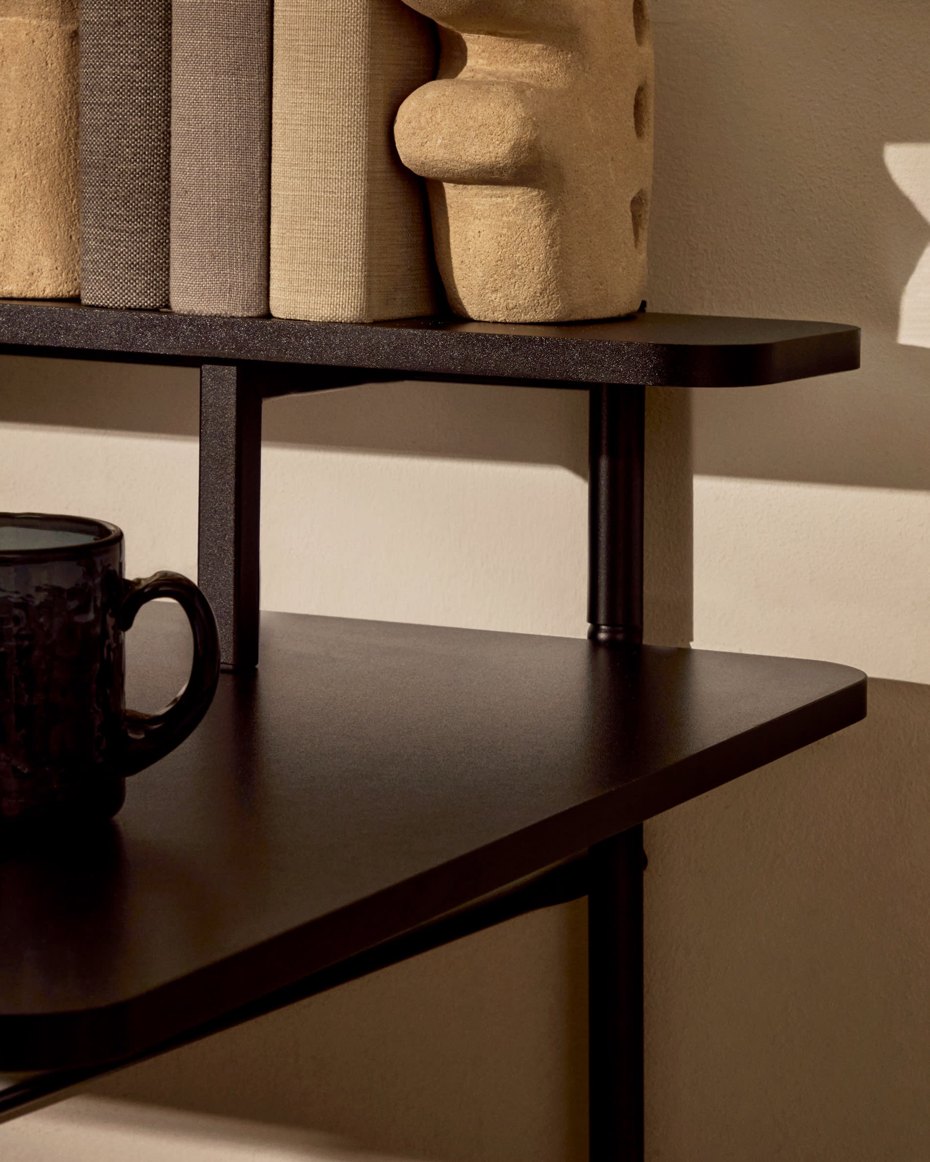 Eleganter Galatia Tisch mit schwarzer Melaminplatte und robusten Metallbeinen, 120x60 cm, perfekt für moderne Wohn- und Arbeitsbereiche.