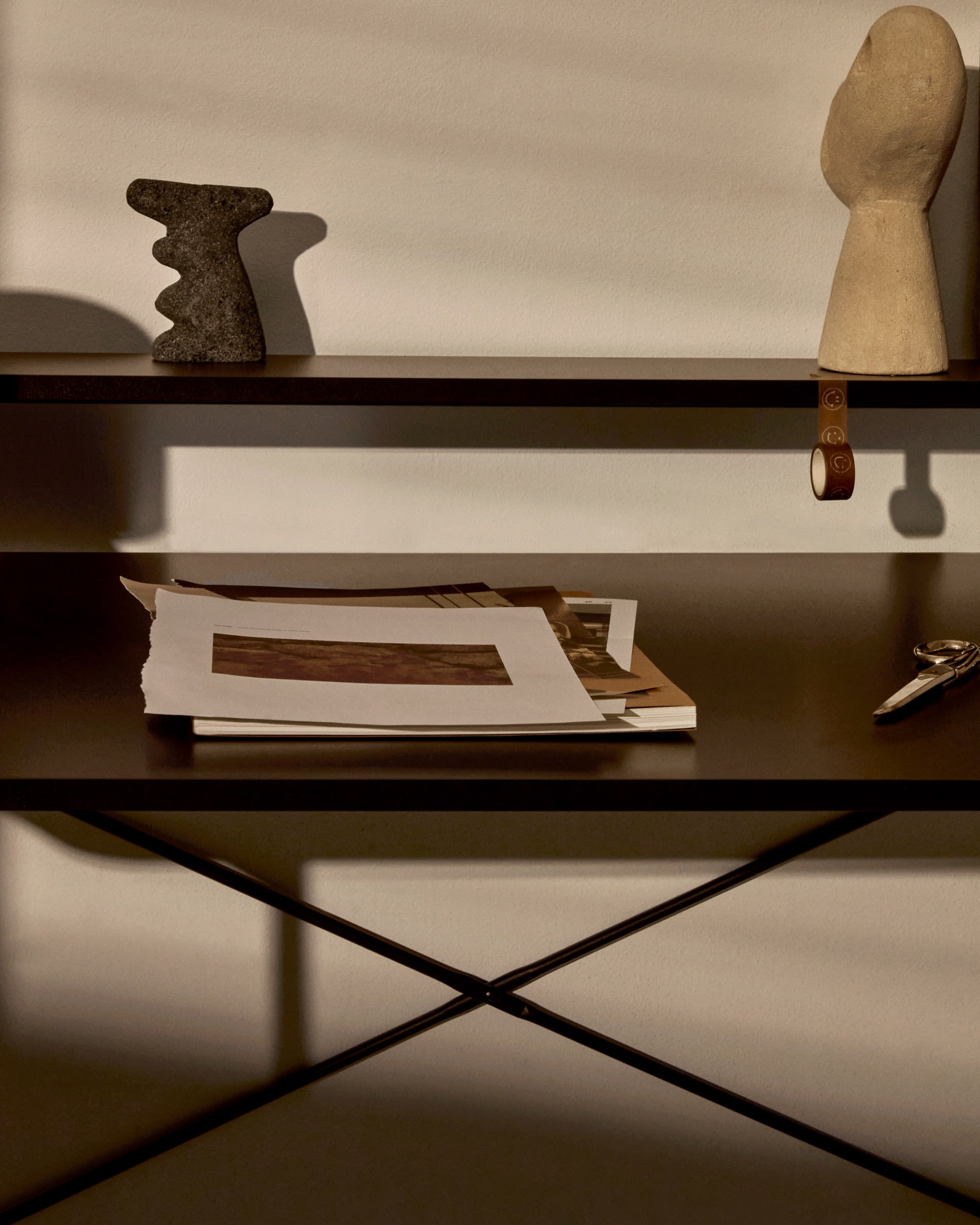 Eleganter Galatia Tisch mit schwarzer Melaminplatte und robusten Metallbeinen, 120x60 cm, perfekt für moderne Wohn- und Arbeitsräume.