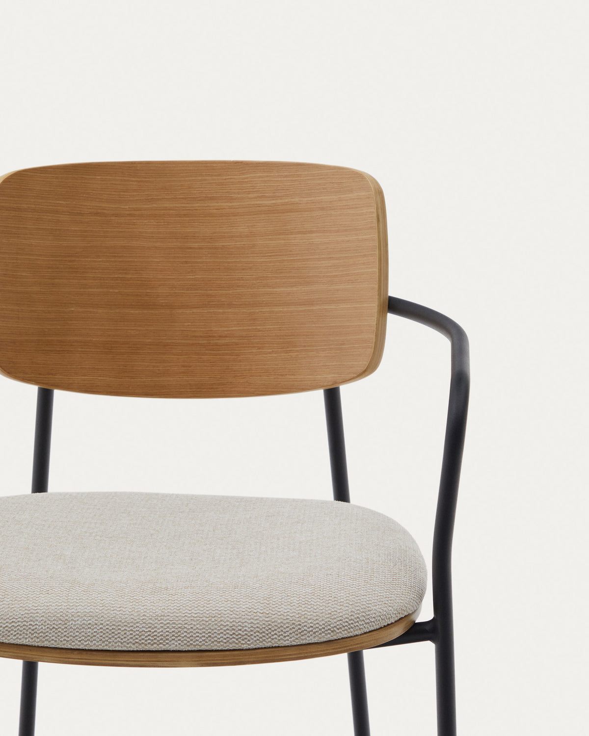 Stapelbarer Stuhl Maureen aus Pappelsperrholz mit warmem Farbton und schwarzen Metallbeinen, 100 % FSC in Beige präsentiert im Onlineshop von KAQTU Design AG. Stuhl mit Armlehne ist von Kave Home