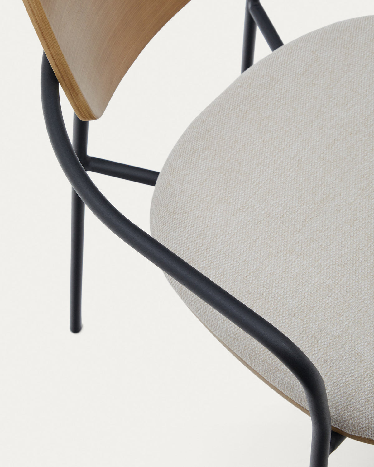Stapelbarer Stuhl Maureen aus Pappelsperrholz mit warmem Farbton und schwarzen Metallbeinen, 100 % FSC in Beige präsentiert im Onlineshop von KAQTU Design AG. Stuhl mit Armlehne ist von Kave Home