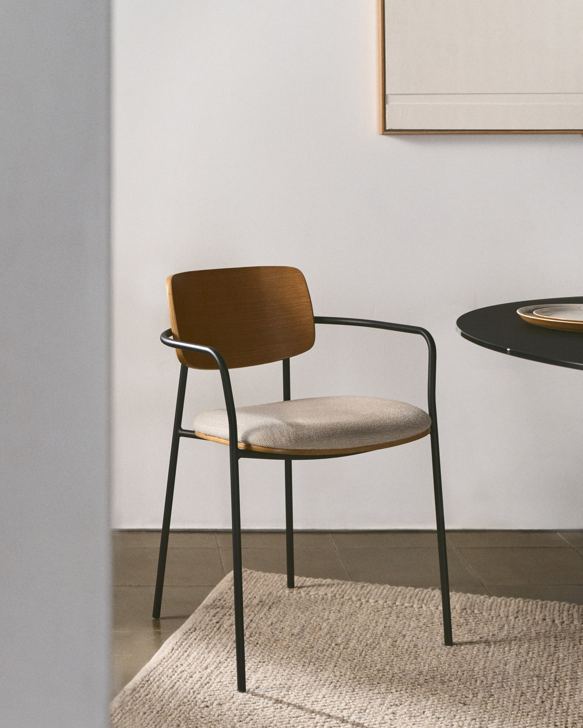 Stapelbarer Stuhl Maureen aus Pappelsperrholz mit warmem Farbton und schwarzen Metallbeinen, 100 % FSC in Beige präsentiert im Onlineshop von KAQTU Design AG. Stuhl mit Armlehne ist von Kave Home