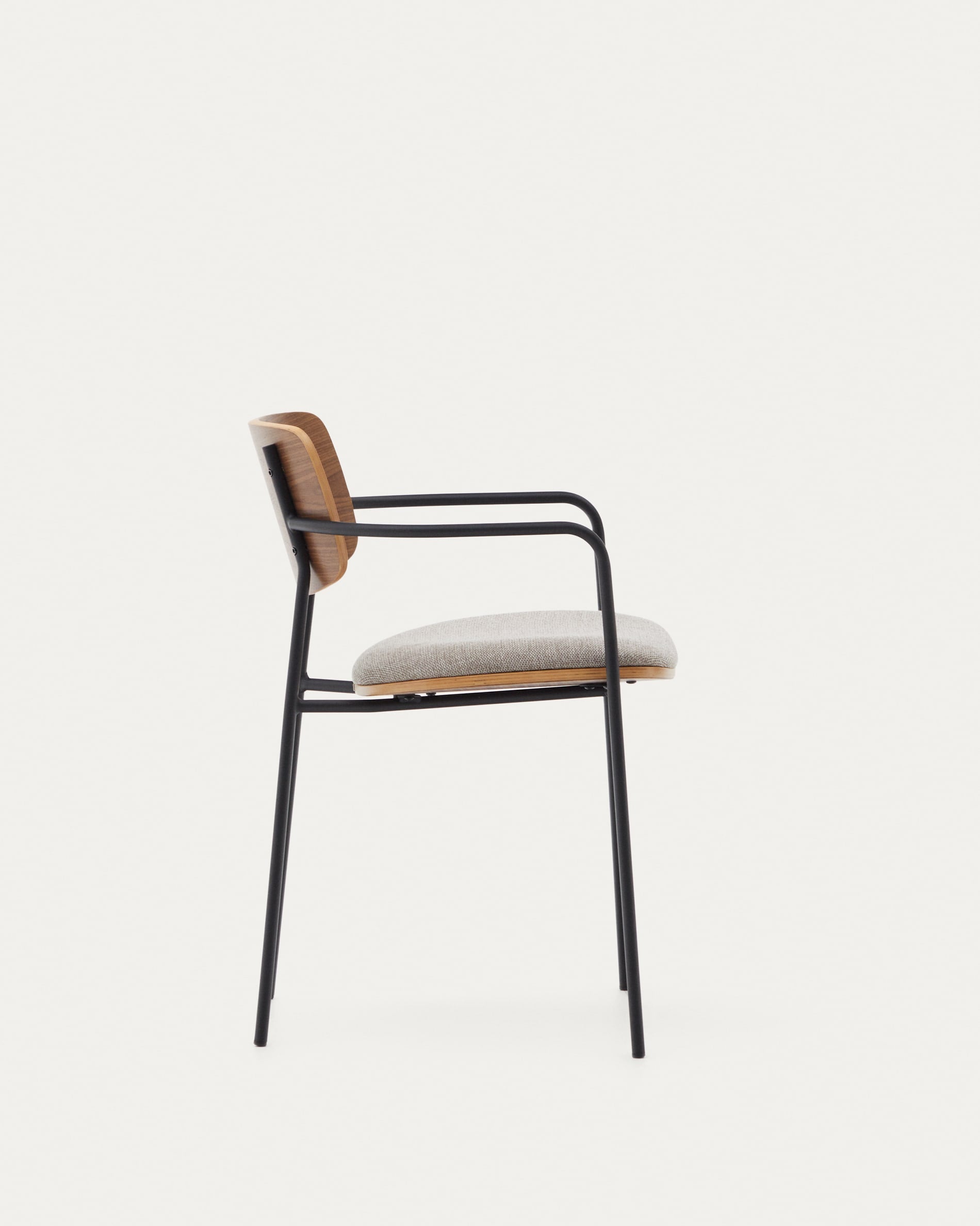 Stapelstuhl Maureen: Nussbaumfurnier & schwarzes Metall, stilvoll.