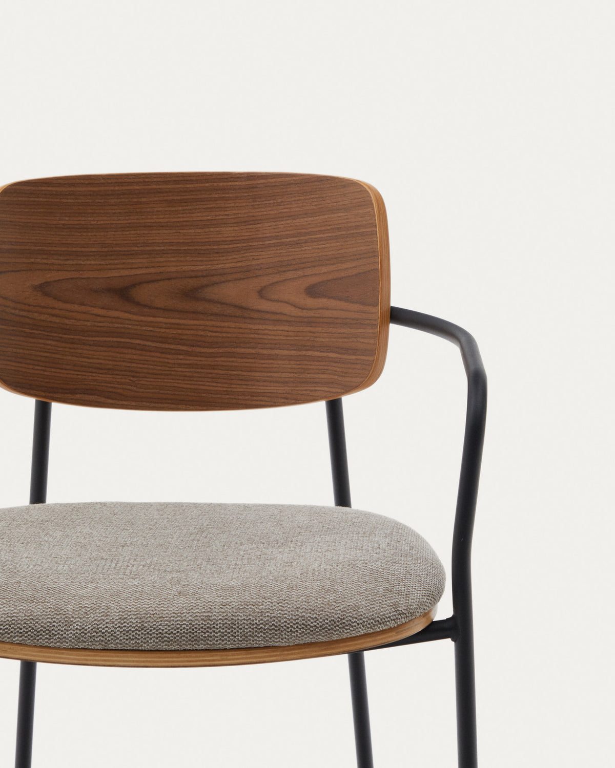 Maureen stapelbarer Stuhl Pappelschichtholz helles Finish Metallbeine in Schwarz FSC 100% in Taupe präsentiert im Onlineshop von KAQTU Design AG. Stuhl mit Armlehne ist von Kave Home