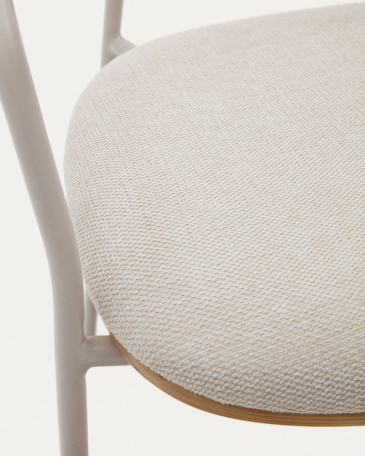Maureen stapelbarer Stuhl aus Pappelschichtholz mit hellem Finish Metallbeine Beige FSC 100% in Beige präsentiert im Onlineshop von KAQTU Design AG. Stuhl mit Armlehne ist von Kave Home