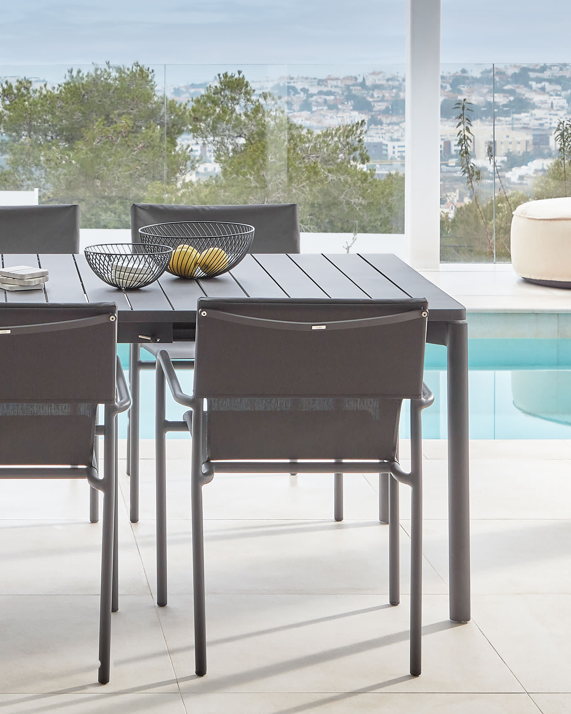 Entdecke den Zaltana ausziehbaren Outdoor-Tisch von Kave Home: Elegantes Design, wetterfestes Aluminium und Platz für gesellige Runden im Freien!