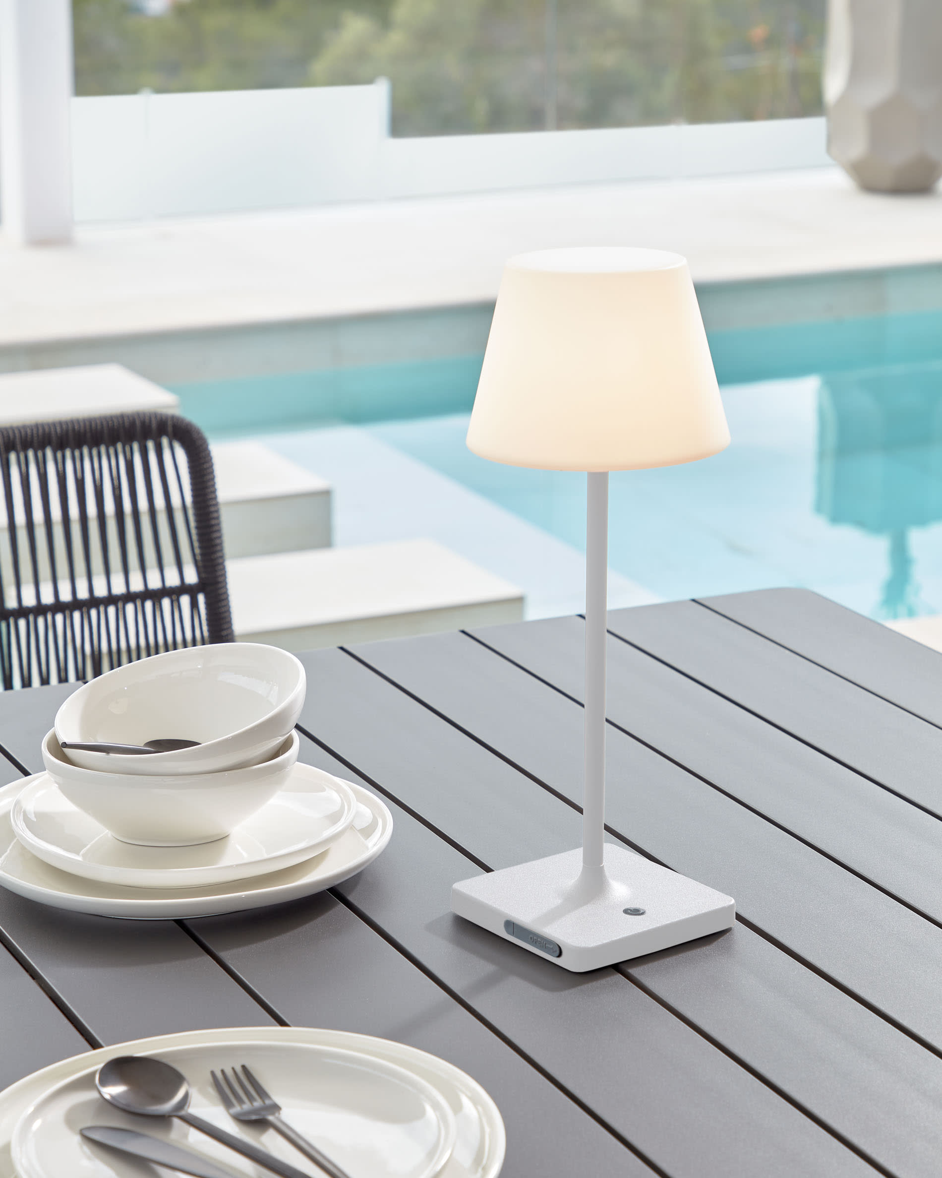 Entdecke den Zaltana ausziehbaren Outdoor-Tisch von Kave Home: stilvolles Design, wetterfestes Aluminium und Platz für unvergessliche Momente im Freien!