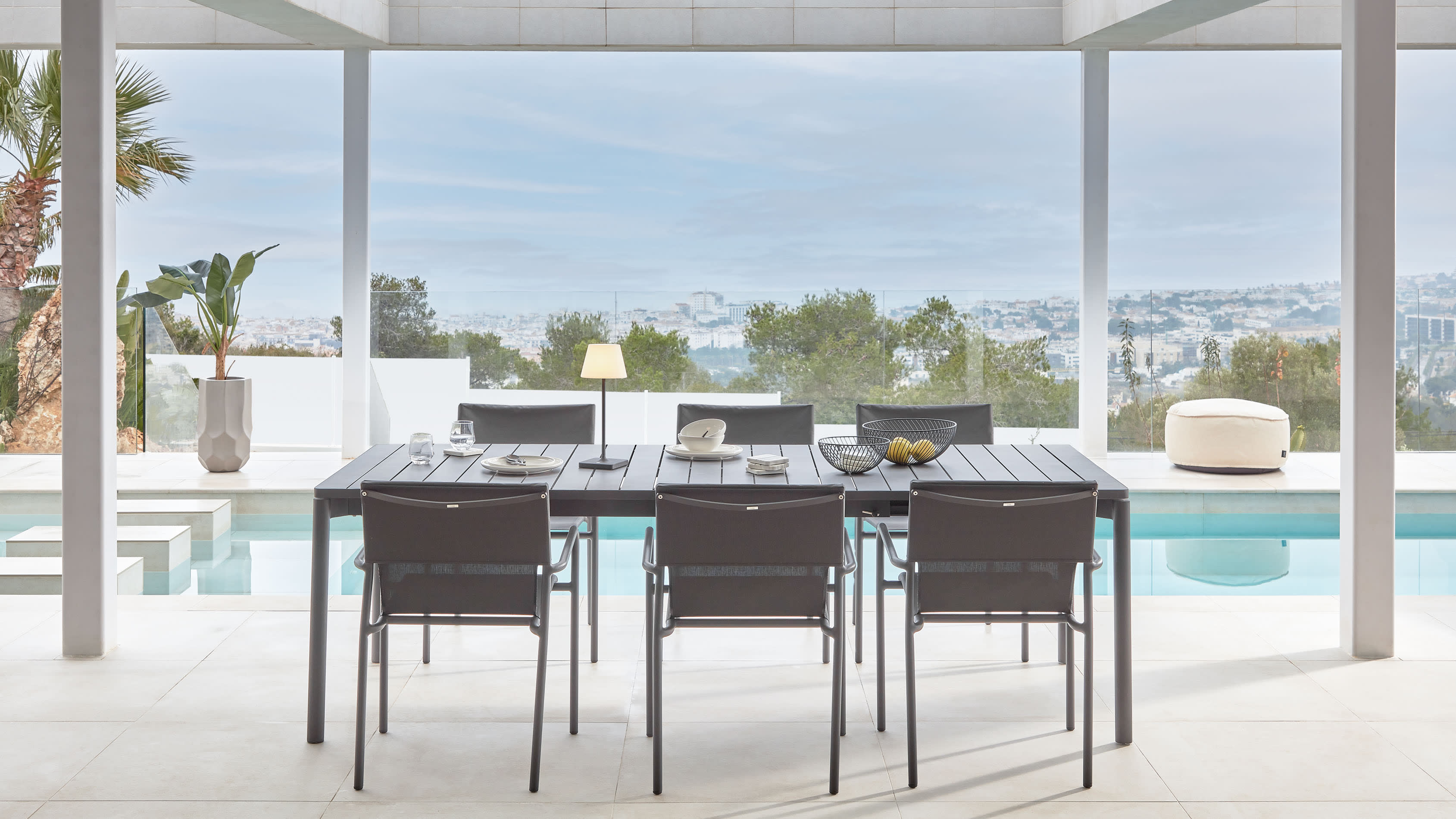 Moderner Zaltana Outdoor-Tisch aus Aluminium, matt dunkelgrau, ausziehbar von 180 auf 240 cm, perfekt für stilvolle Aussenbereiche.