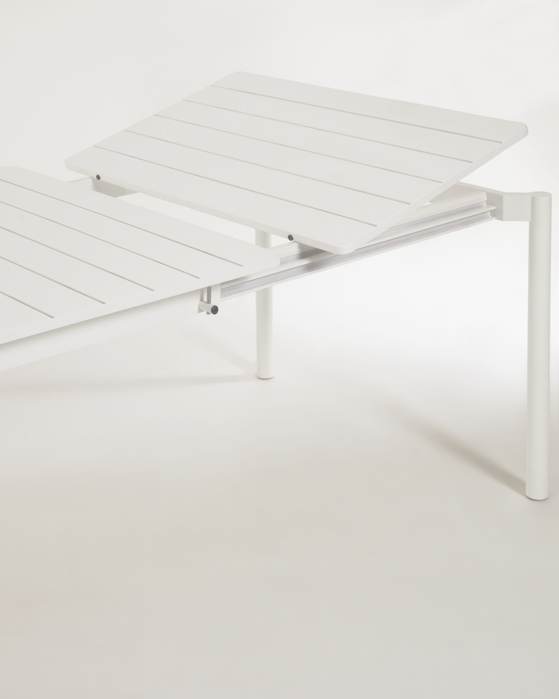 Moderner Zaltana Ausziehtisch aus robustem Aluminium in Hellgrau, 180-240 cm, ideal für stilvolle Outdoor-Events und entspannte Zusammenkünfte.