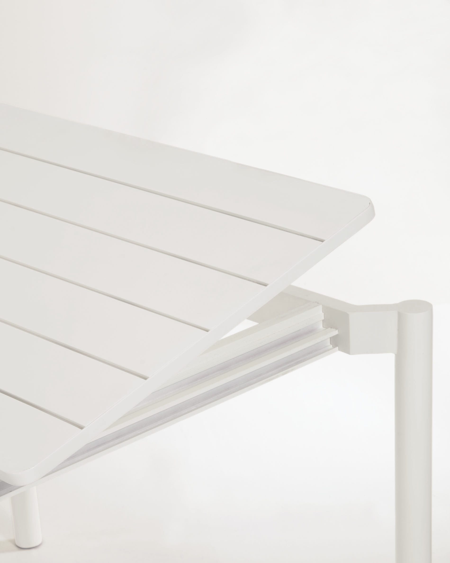 Eleganter Zaltana Ausziehtisch in Hellgrau, 180-240 cm, aus langlebigem Aluminium. Perfekt für gesellige Abende im Freien und stilvolle Gartenpartys.