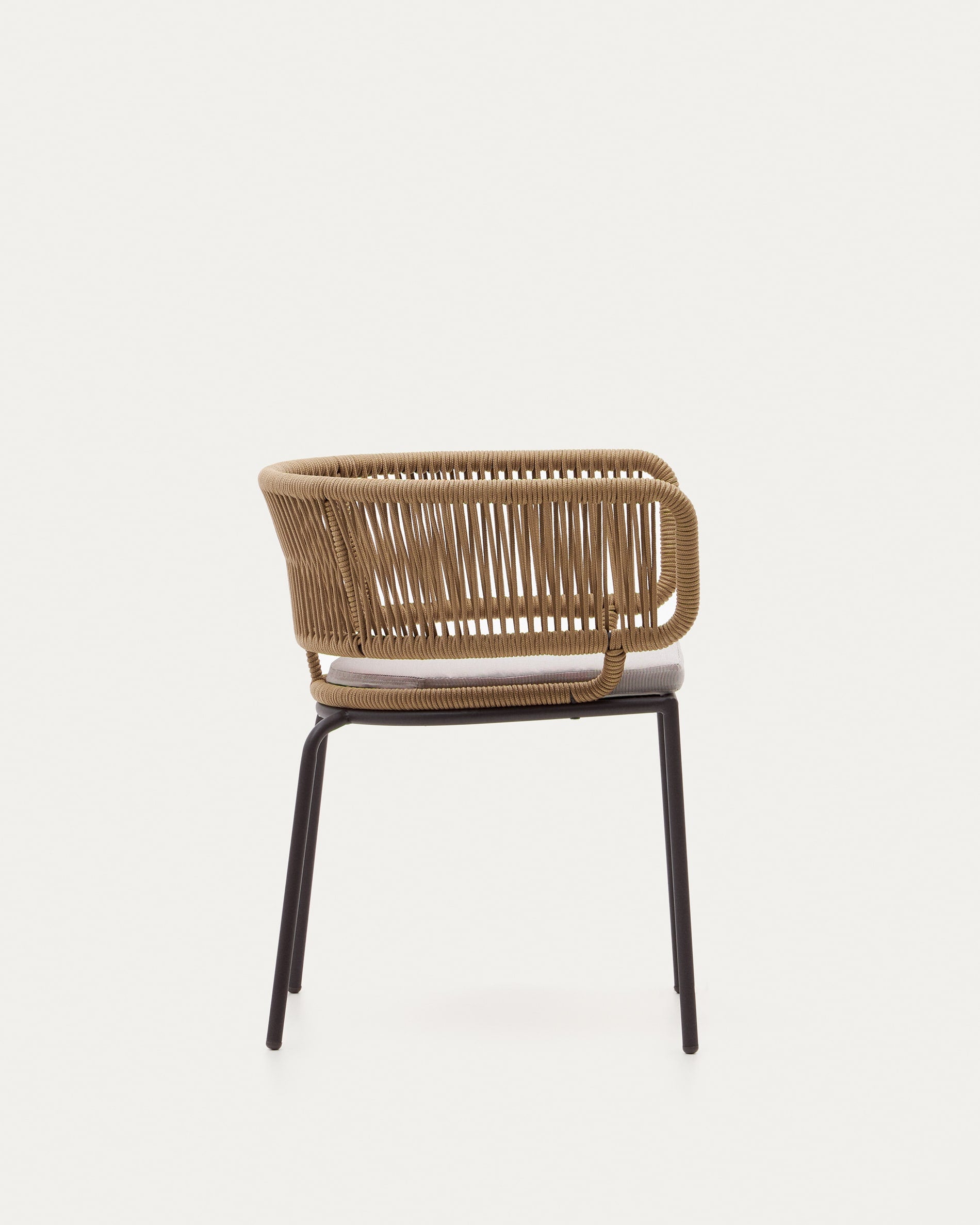 Eleganter Nadin Stuhl: Beige Seil & verzinkte Stahlbeine von Kave Home.