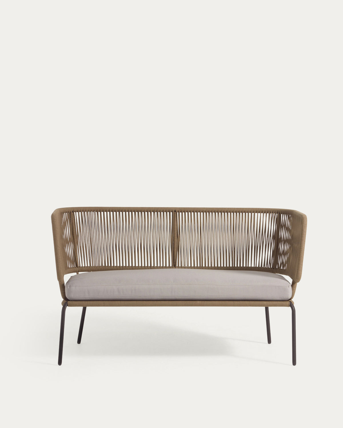 Nadin 2-Sitzer Sofa aus beigefarbenem Seil und Beinen aus verzinktem Stahl 135 cm in Beige präsentiert im Onlineshop von KAQTU Design AG. Lounge Sofa ist von Kave Home