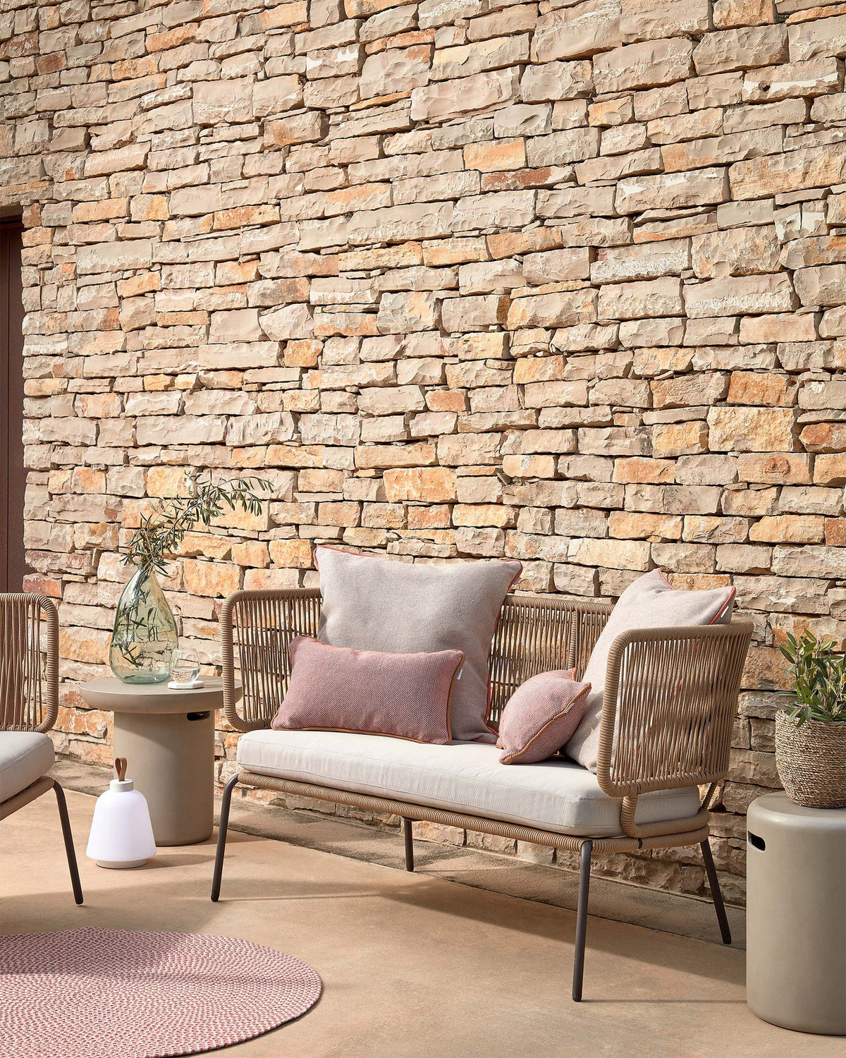 Nadin 2-Sitzer Sofa aus beigefarbenem Seil und Beinen aus verzinktem Stahl 135 cm in Beige präsentiert im Onlineshop von KAQTU Design AG. Lounge Sofa ist von Kave Home
