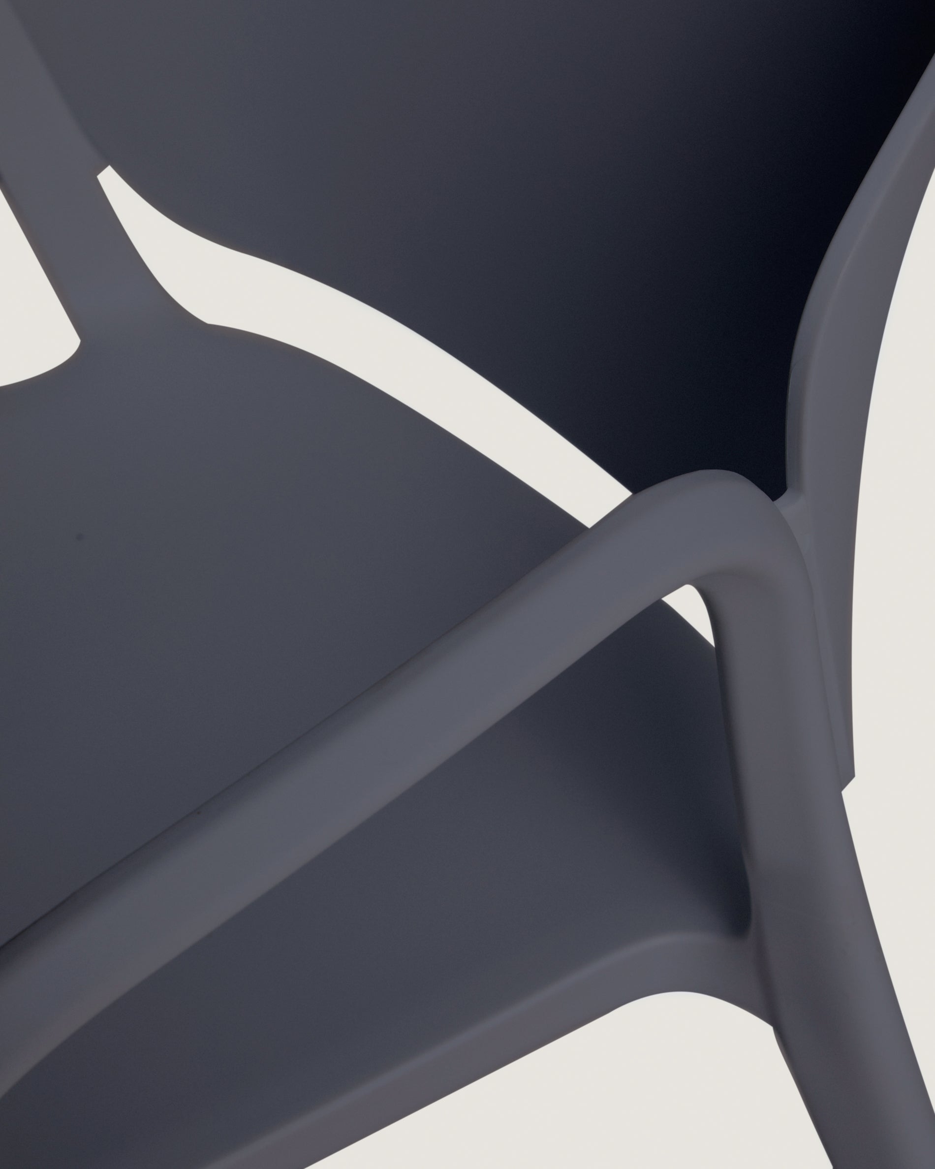 Stapelstuhl Ania in Dunkelgrau, zu 100 % für die Outdoor-Verwendung geeignet in Graphit präsentiert im Onlineshop von KAQTU Design AG. Gartenstuhl ist von Kave Home