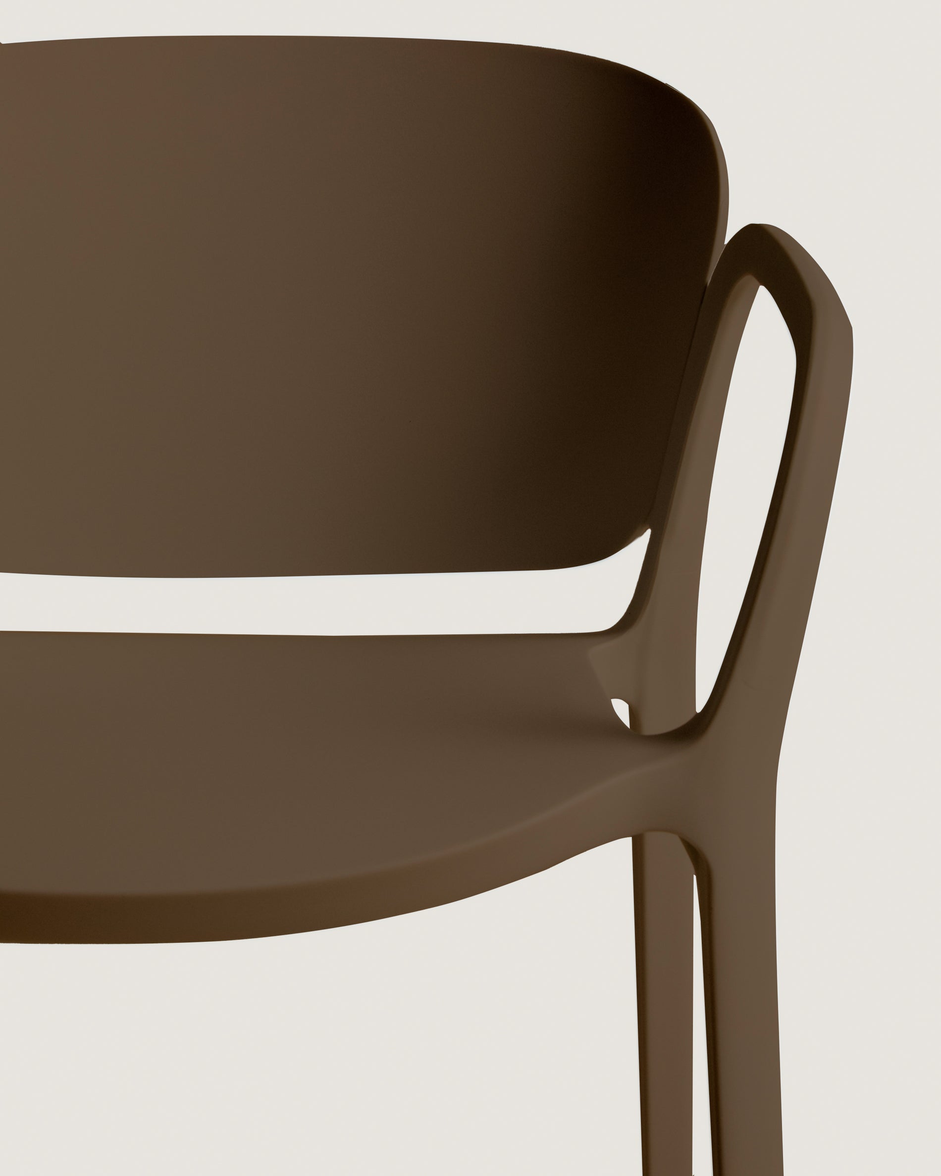 Robuster Stapelstuhl Ania in dunklem Braun, ideal für den Außenbereich, vereint Funktionalität und modernes Design für Garten und Balkon.