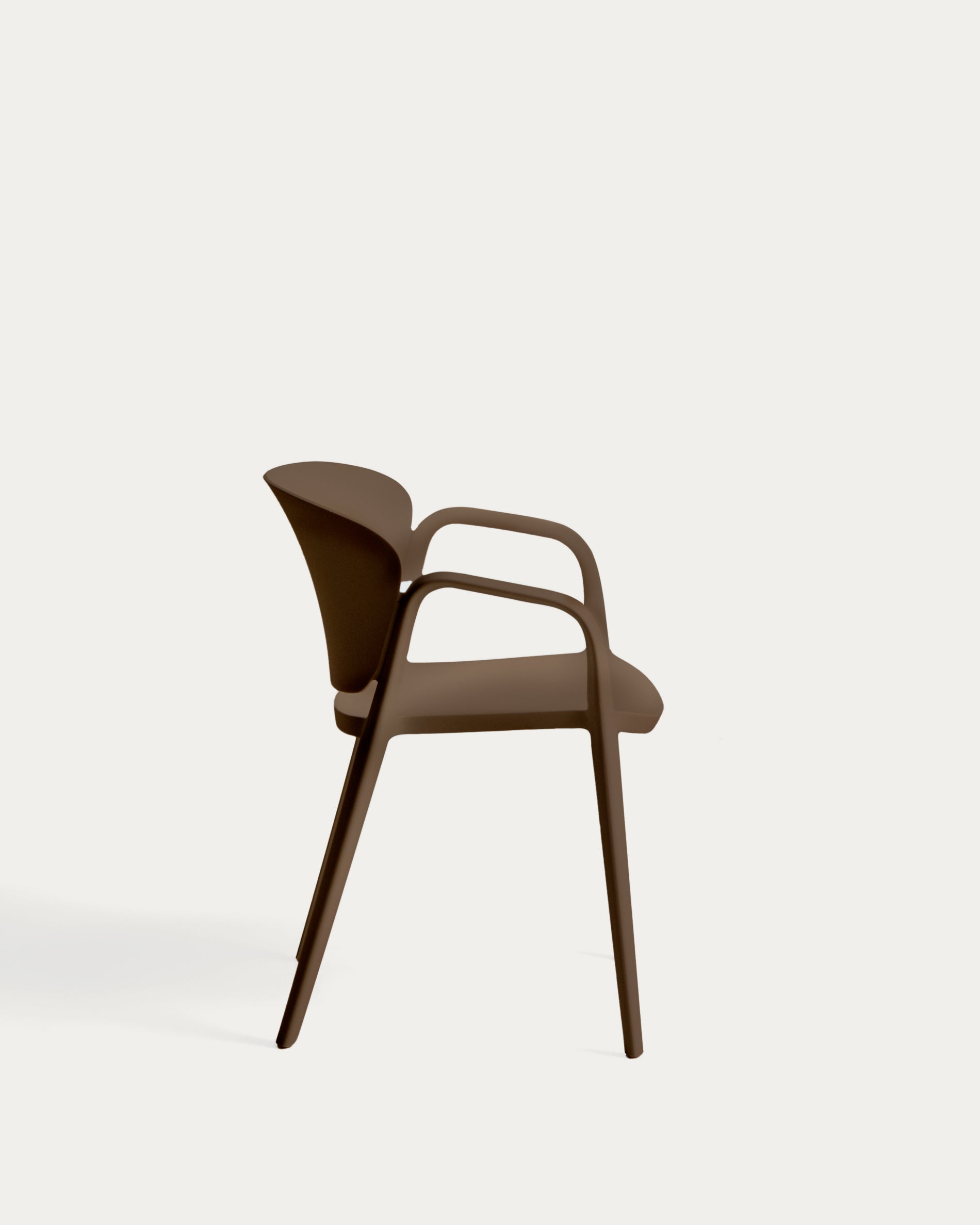 Eleganter Stapelstuhl Ania in dunklem Braun, ideal für den Außenbereich, perfekt für Garten und Terrasse, von Kave Home.