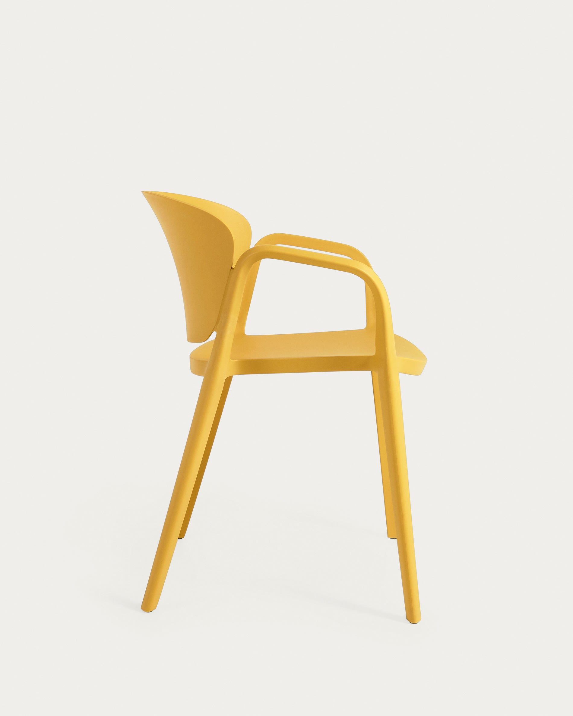 Ania gelber Outdoor-Stuhl: stapelbar, robust, ideal für Garten.