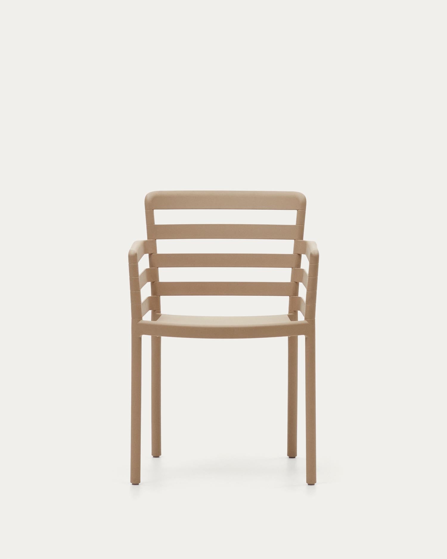 Stapelbarer Gartenstuhl Nariet von Kave Home, beige, aus robustem Kunststoff, ideal für stilvolle und praktische Aussenbereiche.