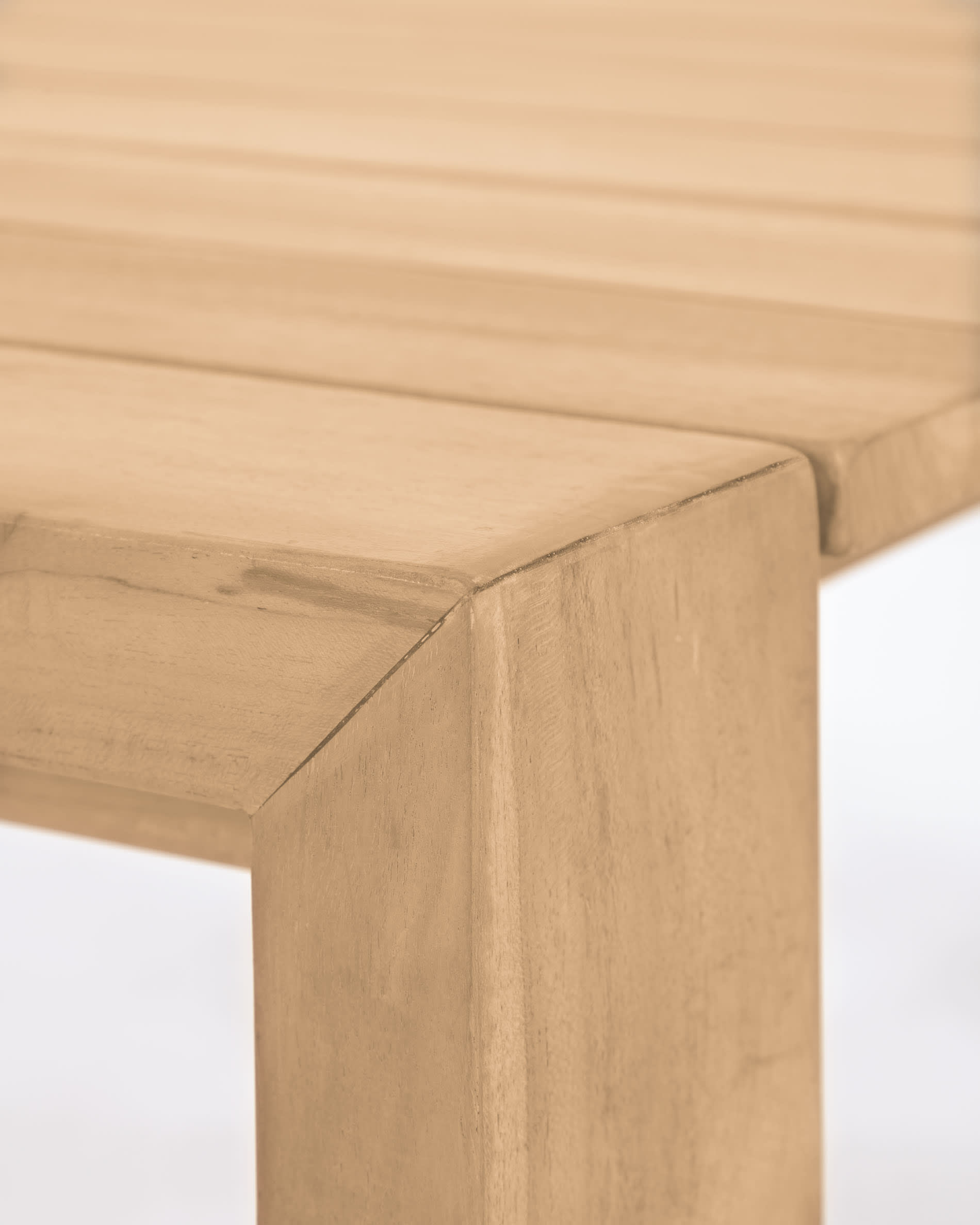 Eleganter Outdoortisch aus massivem Teakholz, 160 x 90 cm, von Kave Home. Perfekt für stilvolle Außenbereiche.