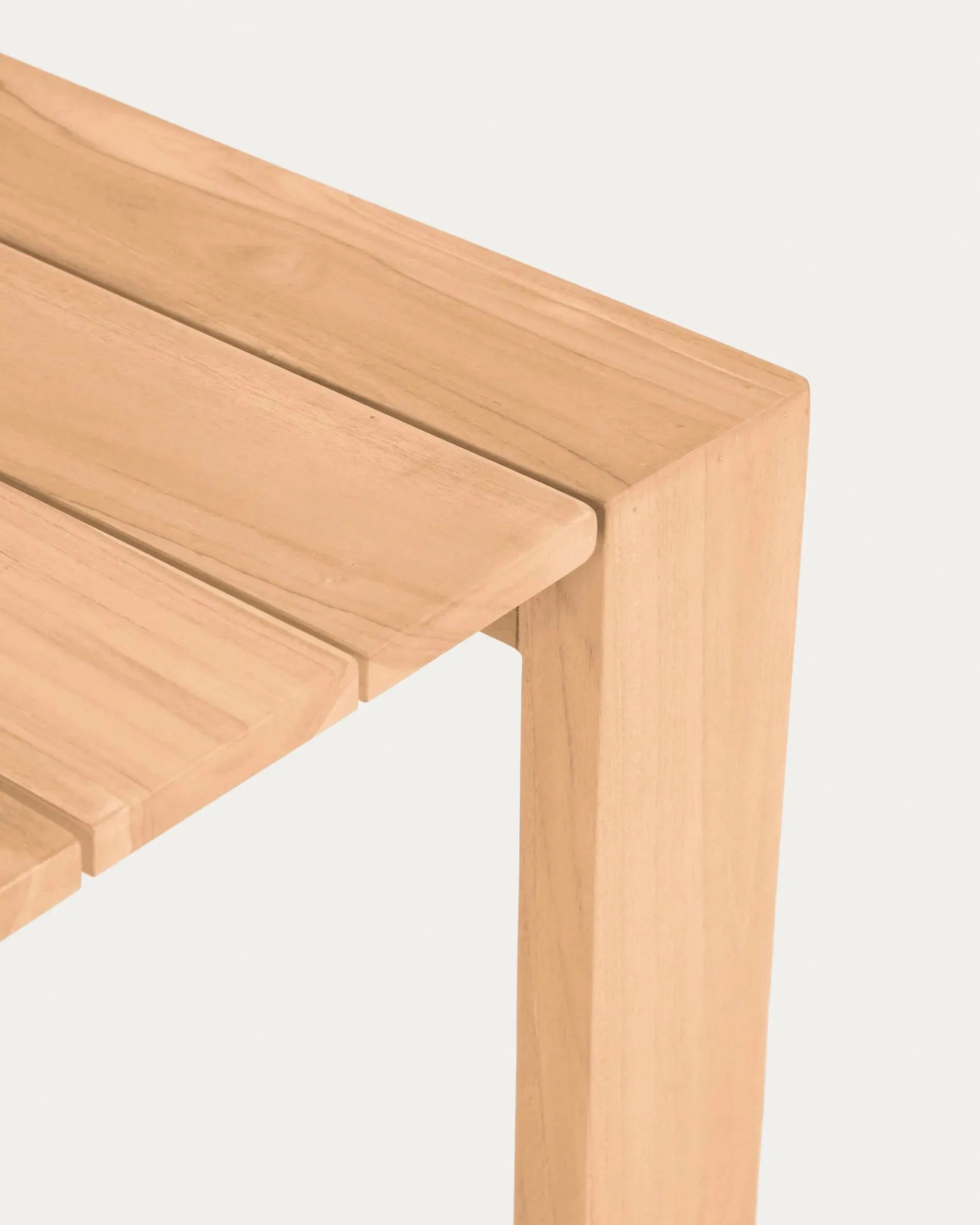 Massiver Teakholz-Outdoortisch von Kave Home, 200 x 100 cm, ideal für elegante und langlebige Außenmöbel.