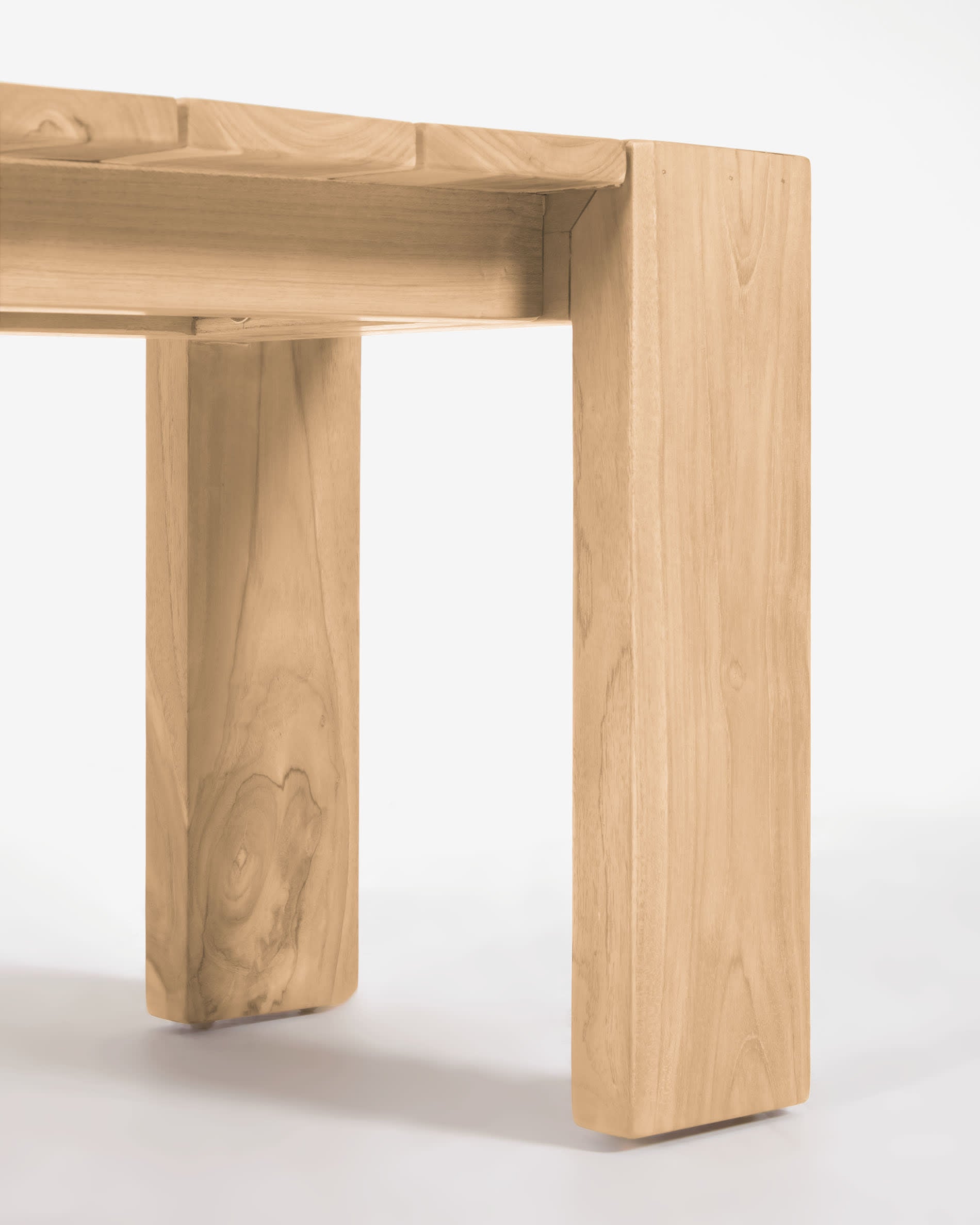 Elegante Gartenbank aus robustem Teakholz, ideal für Terrasse, Garten oder Balkon. Langlebig und wetterfest für entspannte Momente im Freien.