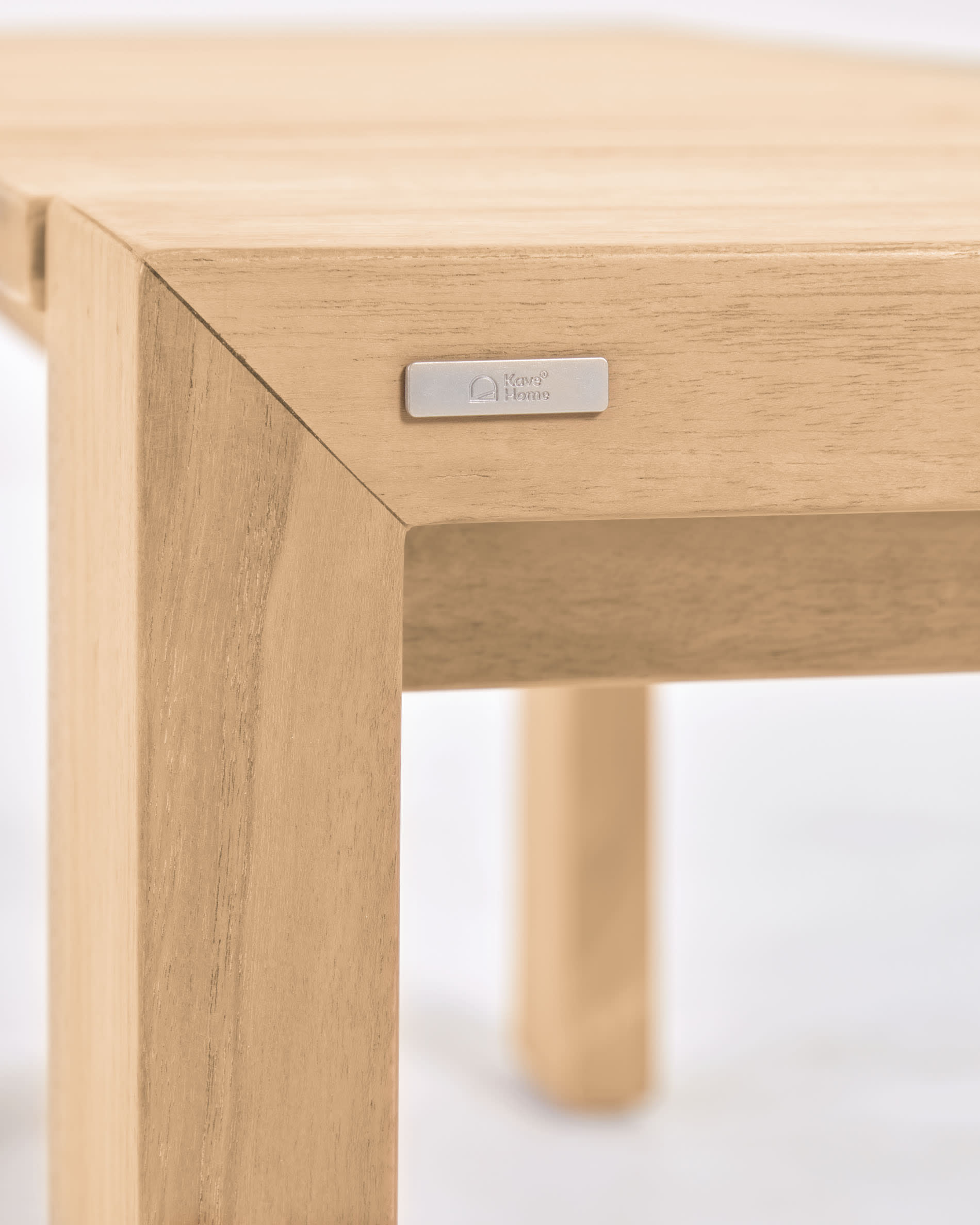 Die Gartenbank Victoire von Kave Home vereint stilvolles Design und langlebige Qualität aus massivem Teakholz. Ideal für entspannte Stunden im Freien.