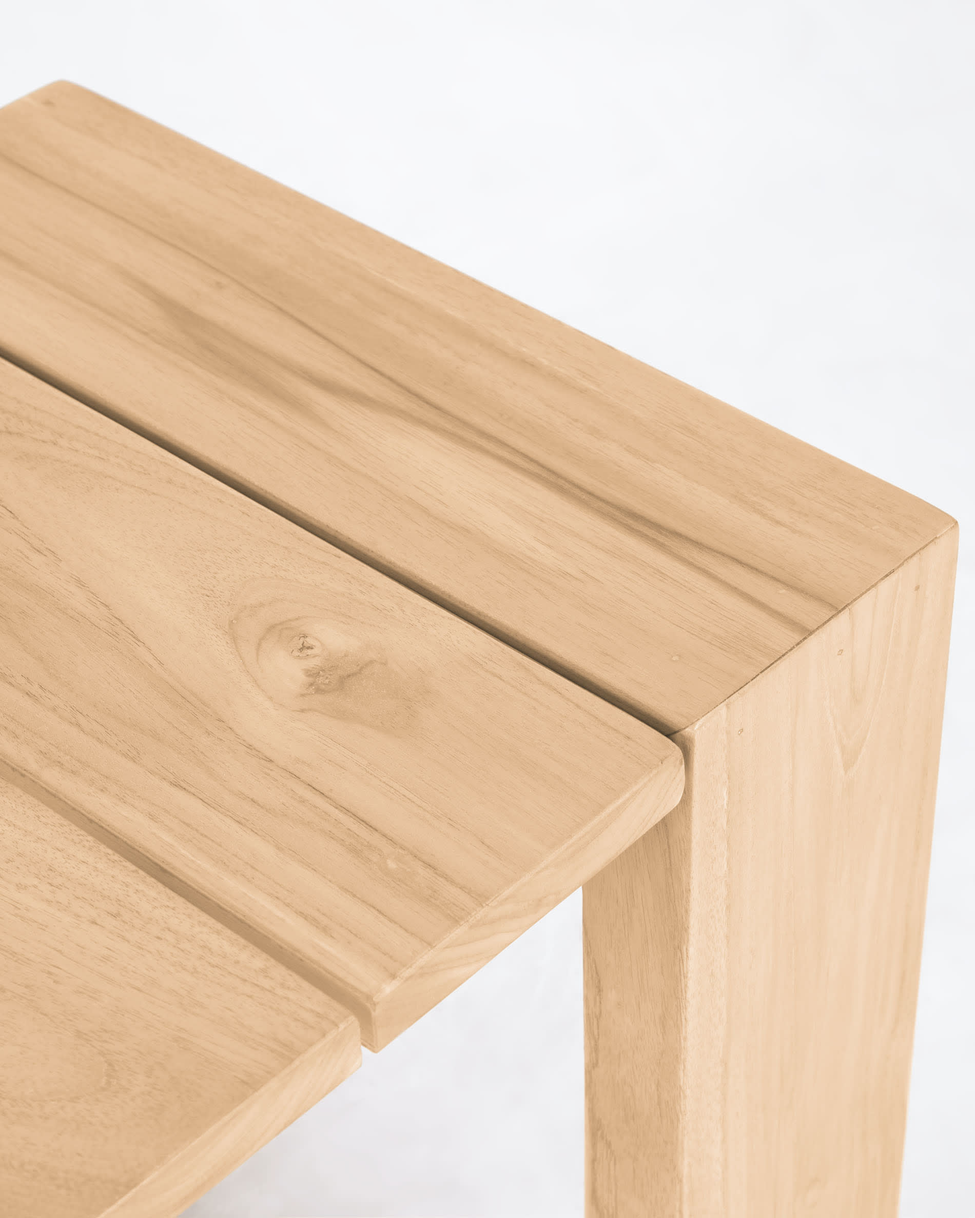 Entdecke die stilvolle Gartenbank Victoire aus massivem Teakholz (215 cm) von Kave Home – langlebig, elegant und perfekt für deinen Außenbereich.