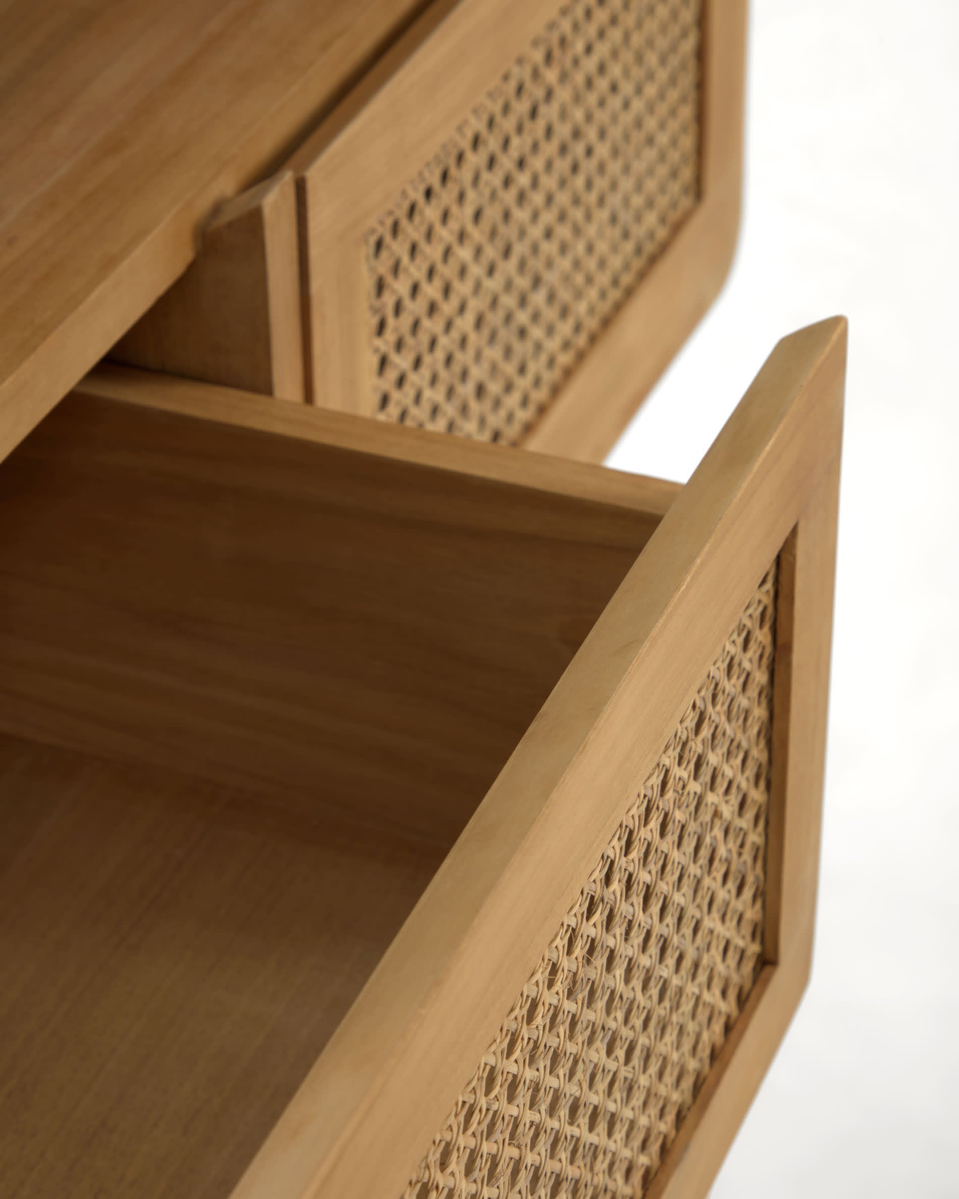 Eleganter Sabiela Wandschrank aus massivem Teakholz (86 x 45 cm) von Kave Home – ideal für stilvolle Badezimmer mit viel Stauraum.