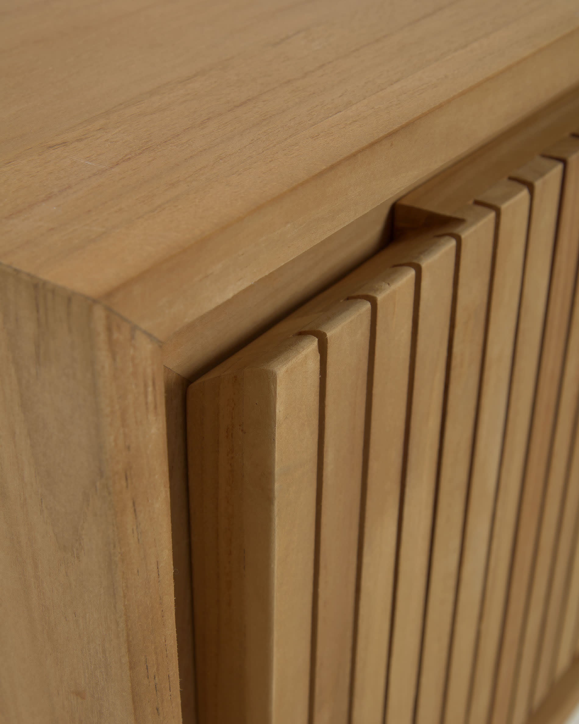 Der Wandschrank Taciana aus hochwertigem Teakholz (60 x 40 cm) vereint stilvolles Design mit praktischer Funktionalität und verwandelt Ihr Badezimmer in eine entspannende Oase.