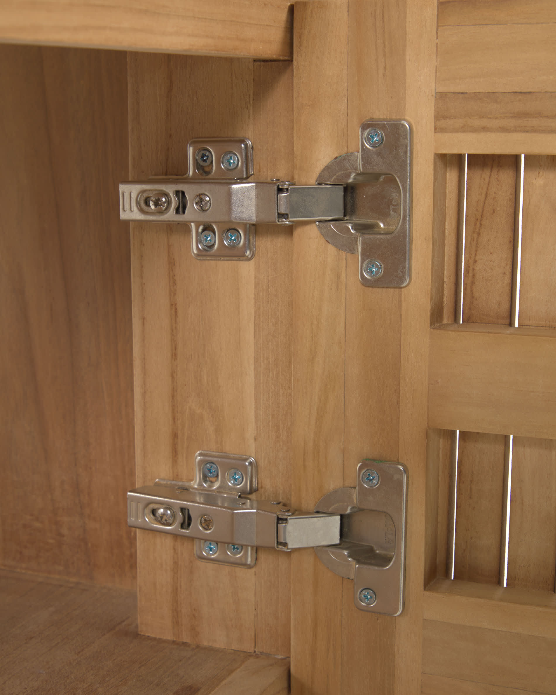 Der Badmöbel Wandschrank Taciana aus massivem Teakholz (60 x 40 cm) bietet eleganten Stauraum und verleiht Ihrem Badezimmer eine luxuriöse Atmosphäre.