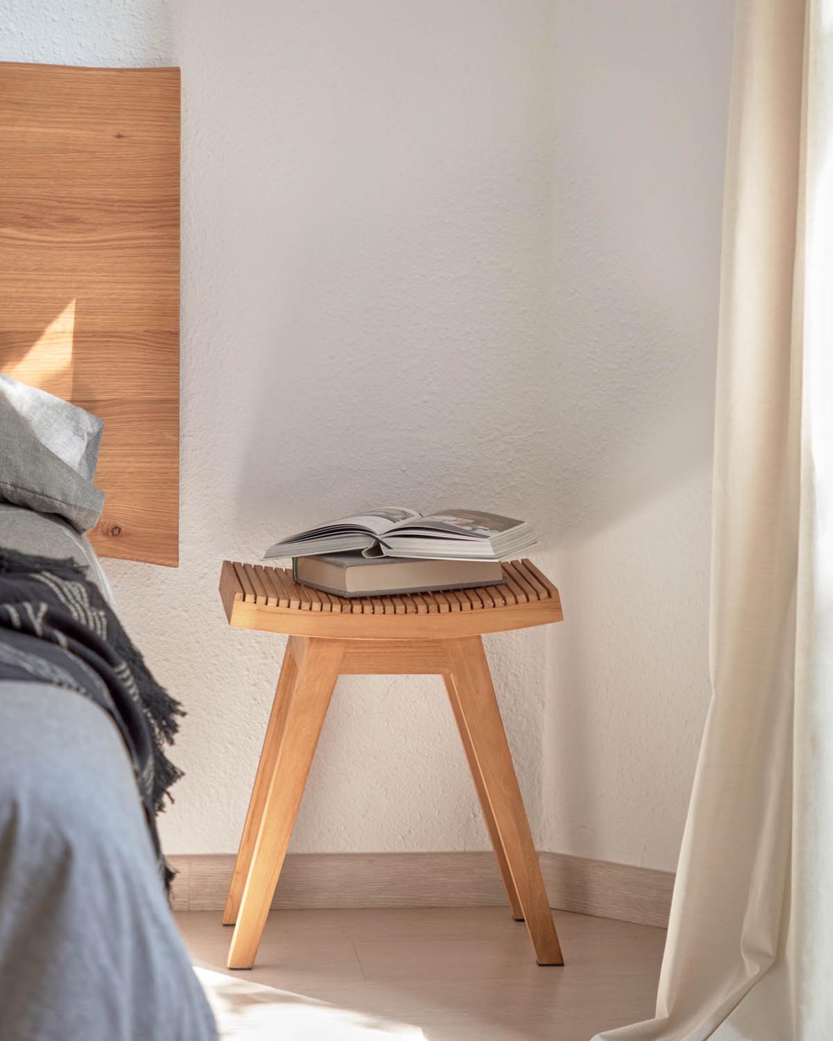 Vicentina Teak-Fussstütze: Stilvoller Komfort für Ihr Wohnzimmer.