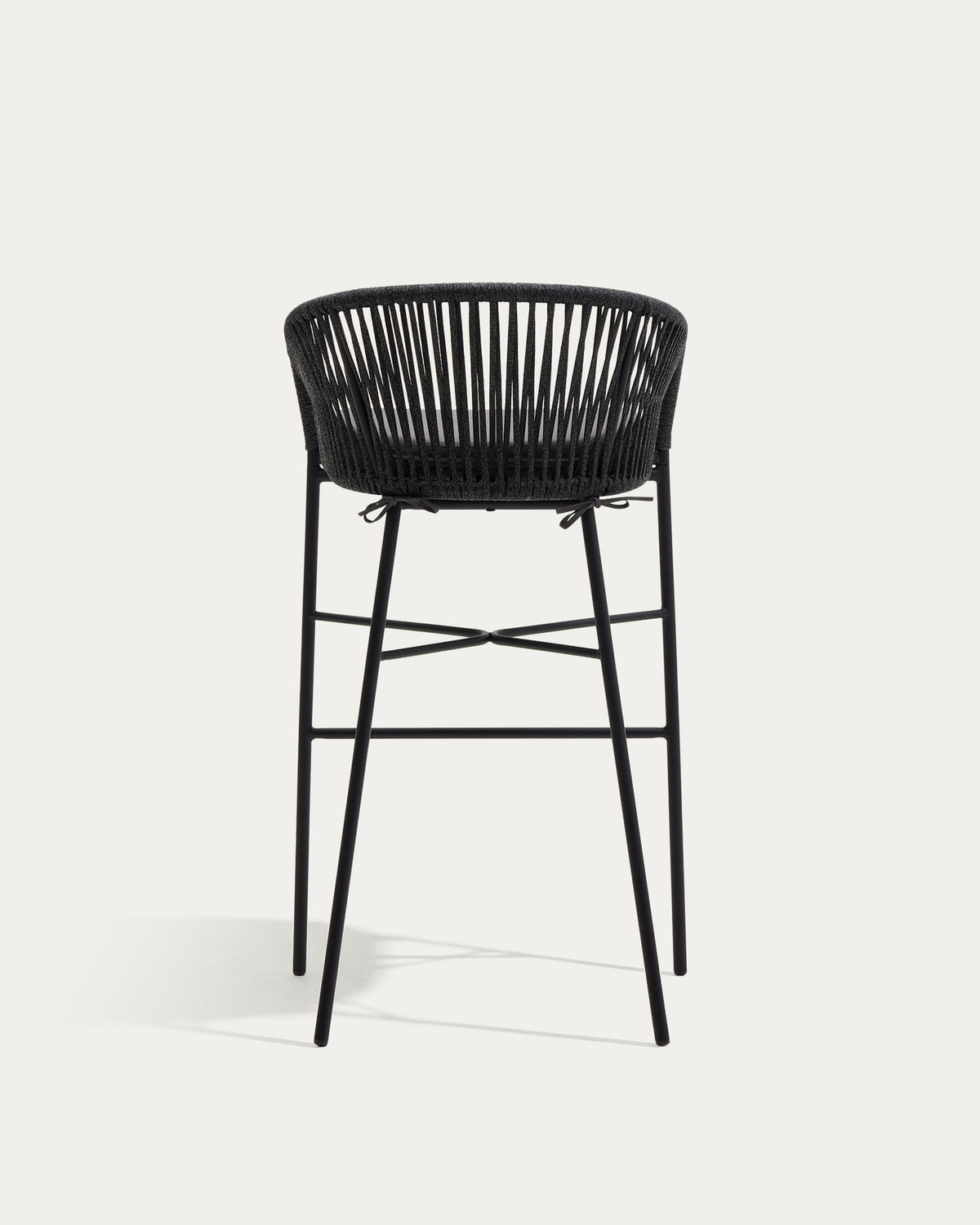 Yanet Hocker aus schwarzem Seil und verzinktem Stahl, Höhe 80 cm in Schwarz präsentiert im Onlineshop von KAQTU Design AG. Outdoor-Barstuhl mit Armlehne ist von Kave Home