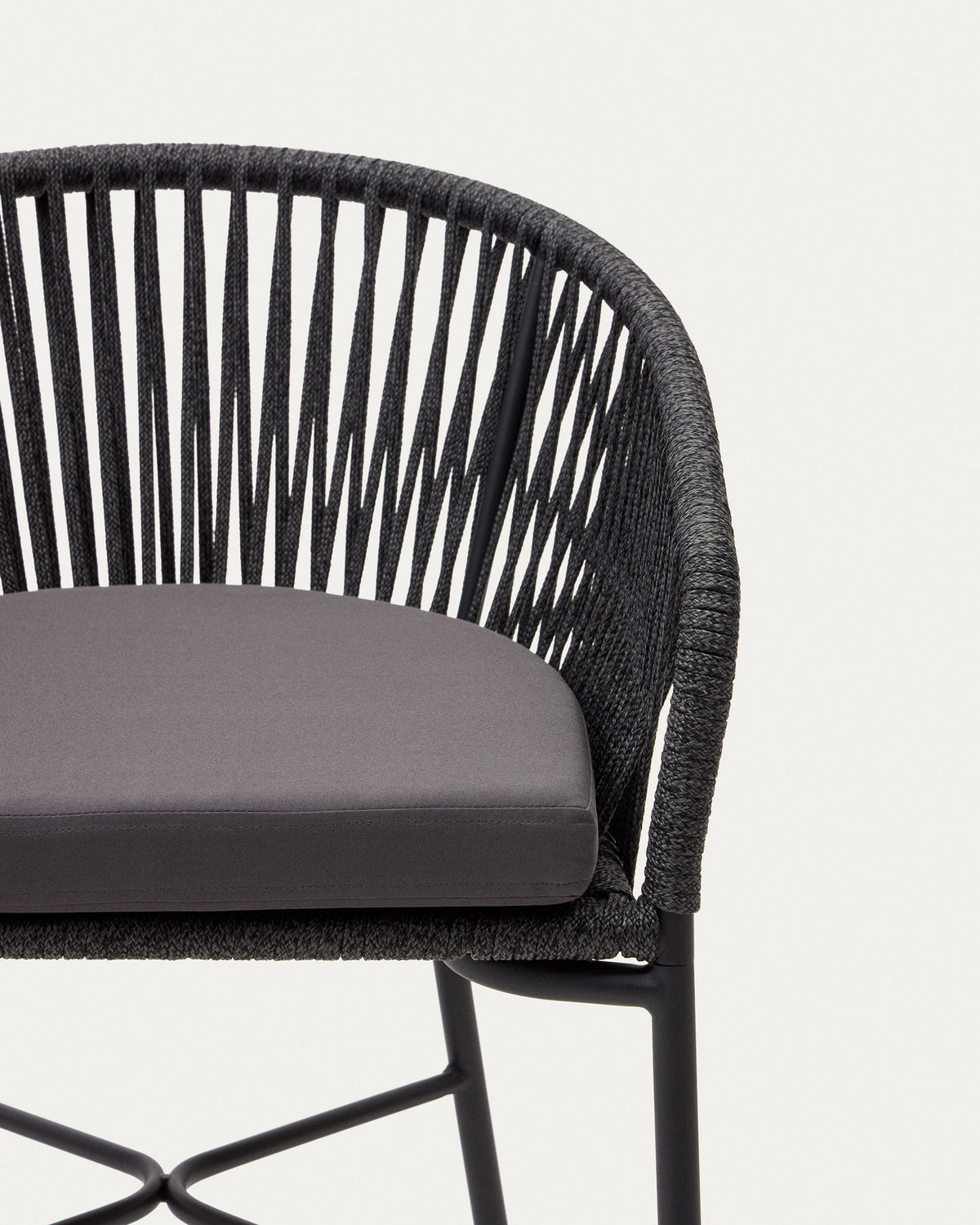 Yanet Hocker aus schwarzem Seil und verzinktem Stahl, Höhe 80 cm in Schwarz präsentiert im Onlineshop von KAQTU Design AG. Outdoor-Barstuhl mit Armlehne ist von Kave Home