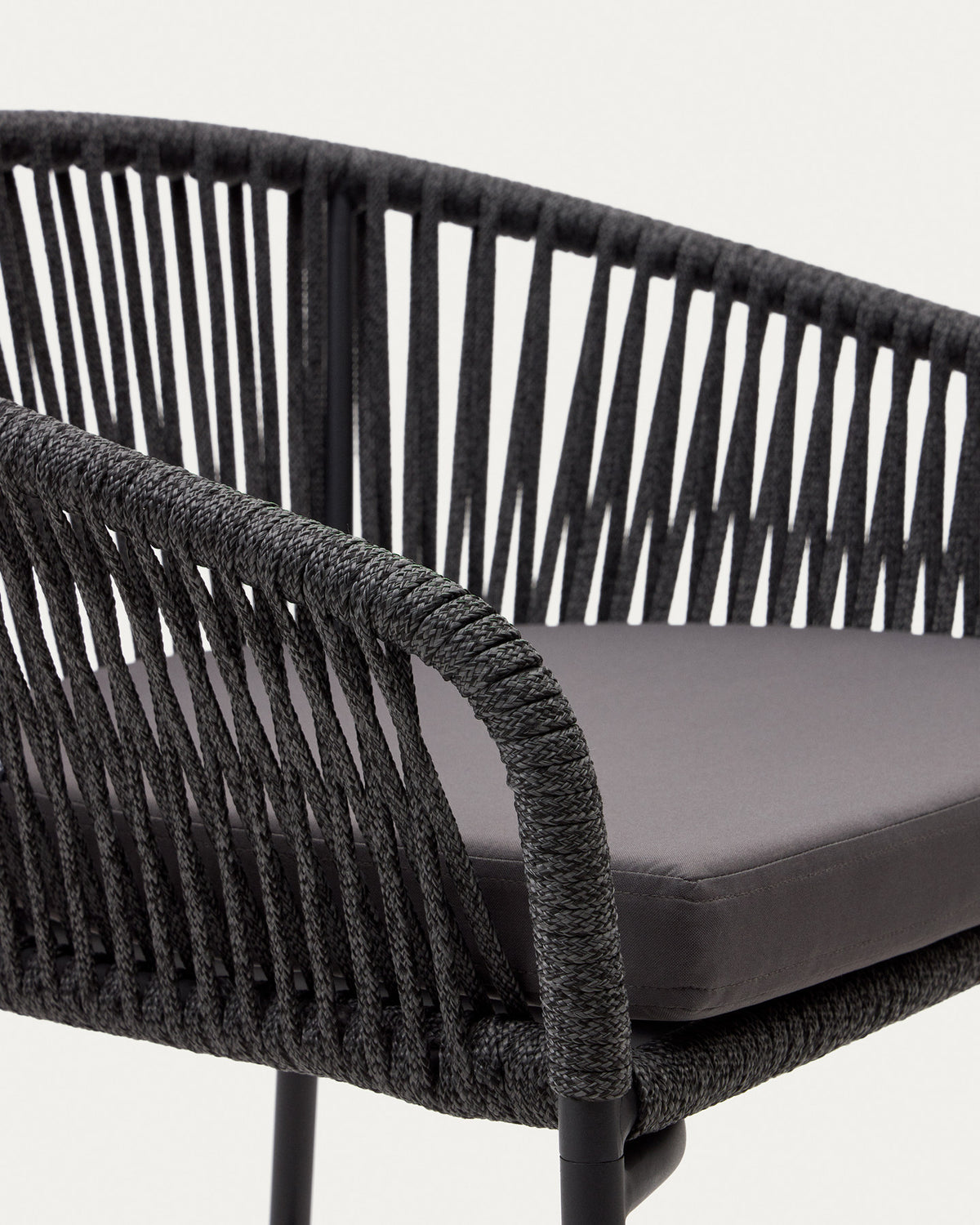 Yanet Hocker aus schwarzem Seil und verzinktem Stahl, Höhe 80 cm in Schwarz präsentiert im Onlineshop von KAQTU Design AG. Outdoor-Barstuhl mit Armlehne ist von Kave Home