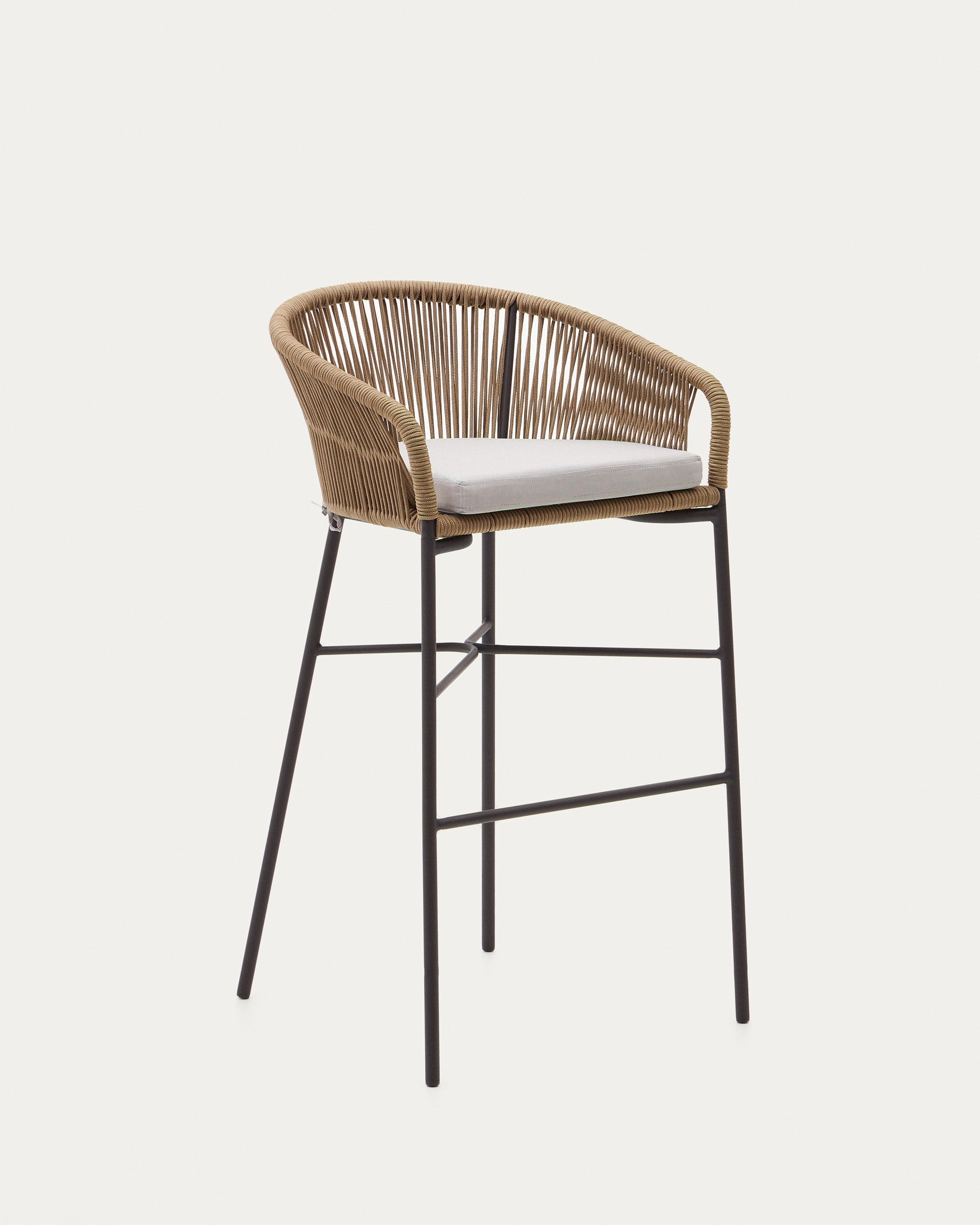 3D-Modell eines stilvollen Yanet Hockers aus beigem Seil und verzinktem Stahl, 80 cm hoch, für Terrasse und Garten.