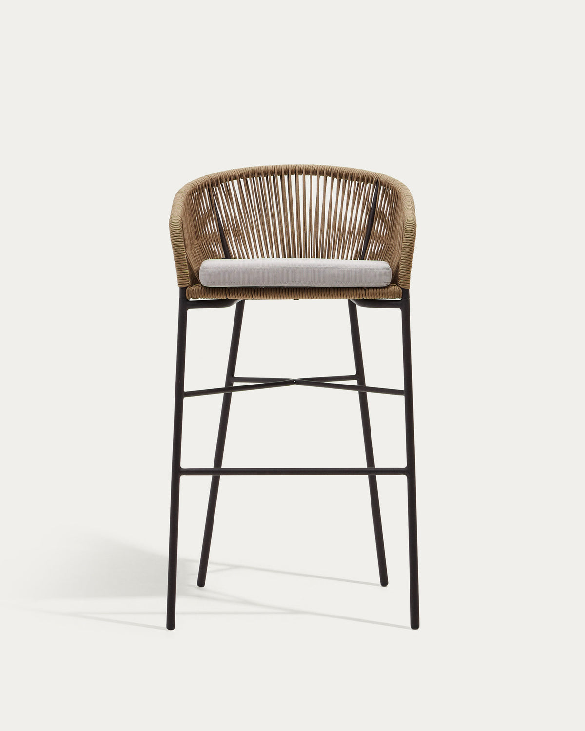 Yanet Hocker aus beigem Seil und verzinktem Stahl, Höhe 80 cm in Beige präsentiert im Onlineshop von KAQTU Design AG. Outdoor-Barstuhl mit Armlehne ist von Kave Home