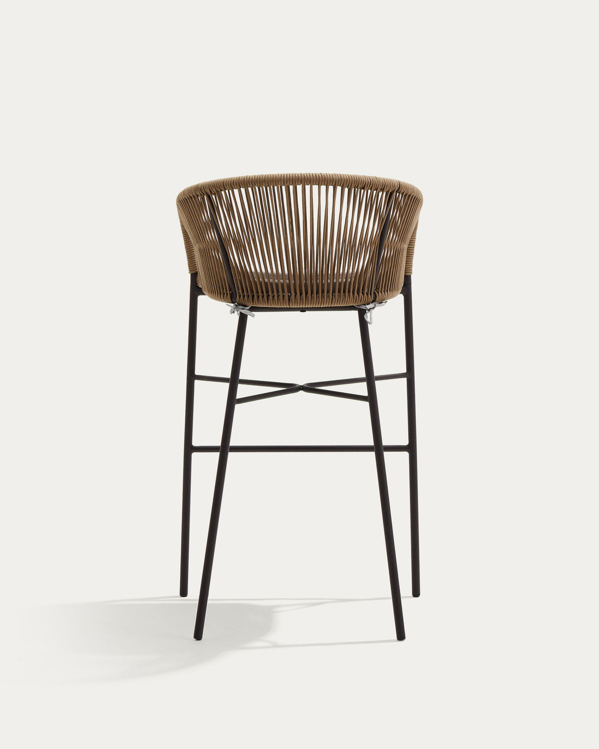 Yanet Hocker aus beigem Seil und verzinktem Stahl, Höhe 80 cm in Beige präsentiert im Onlineshop von KAQTU Design AG. Outdoor-Barstuhl mit Armlehne ist von Kave Home