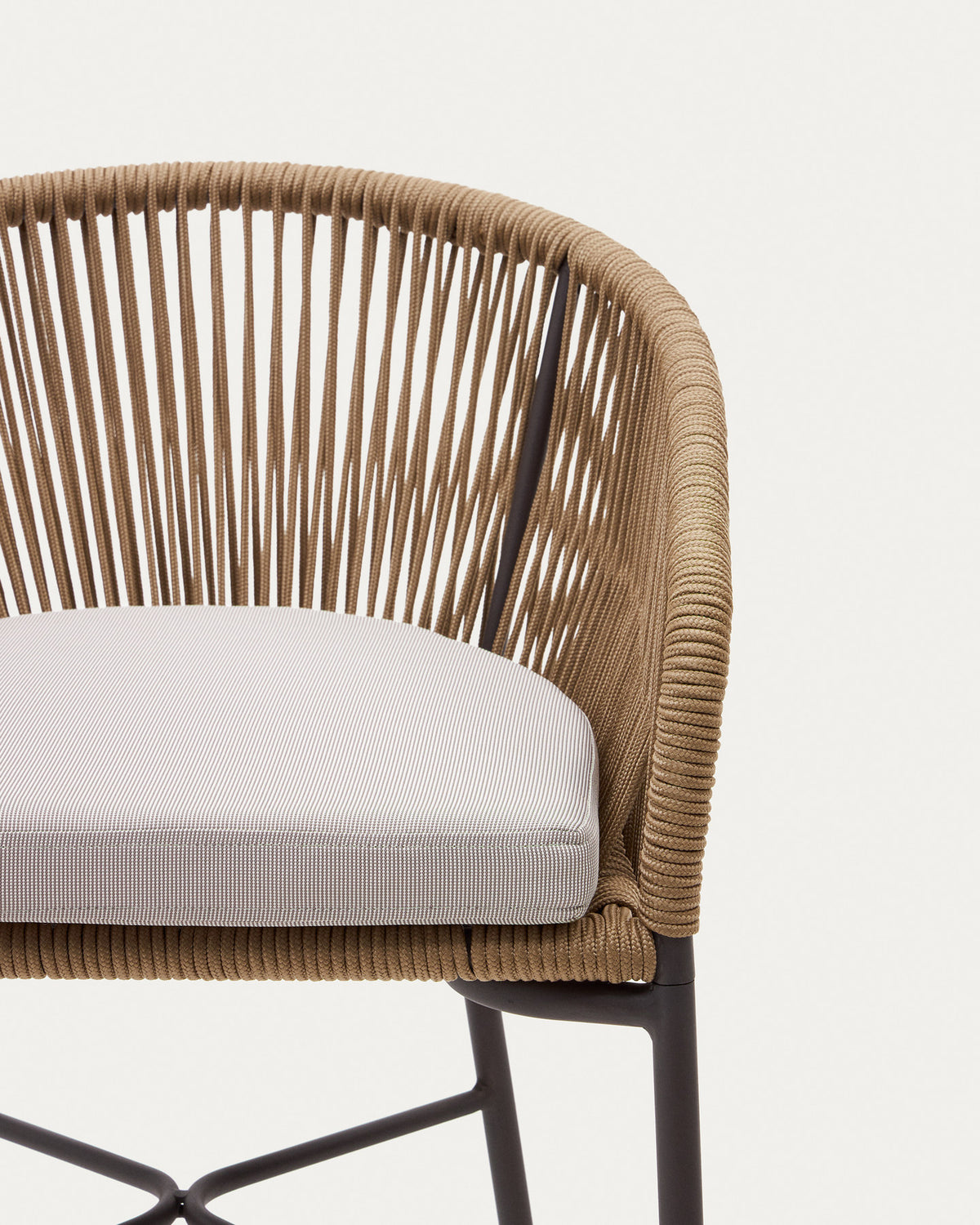 Yanet Hocker aus beigem Seil und verzinktem Stahl, Höhe 80 cm in Beige präsentiert im Onlineshop von KAQTU Design AG. Outdoor-Barstuhl mit Armlehne ist von Kave Home