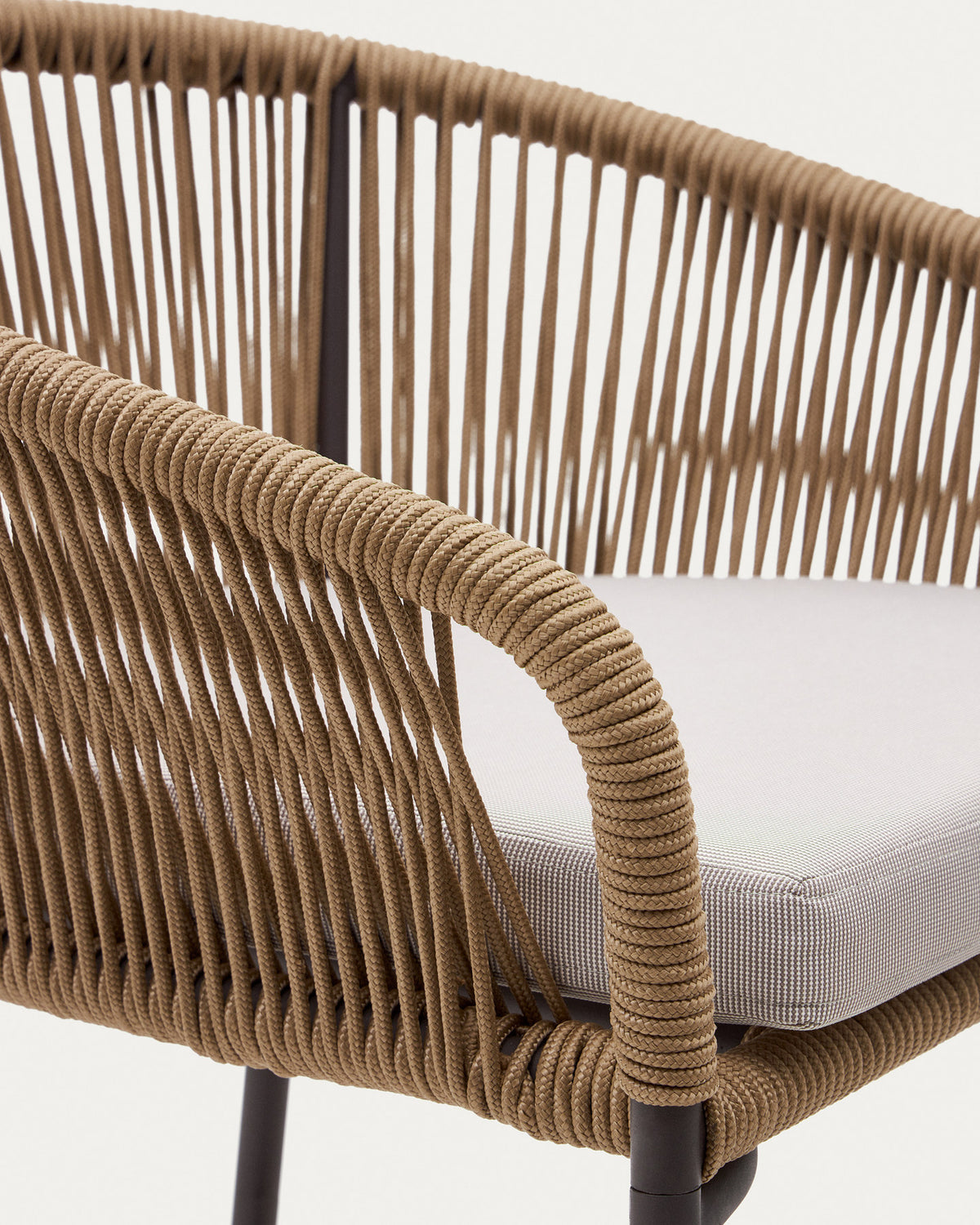Yanet Hocker aus beigem Seil und verzinktem Stahl, Höhe 80 cm in Beige präsentiert im Onlineshop von KAQTU Design AG. Outdoor-Barstuhl mit Armlehne ist von Kave Home
