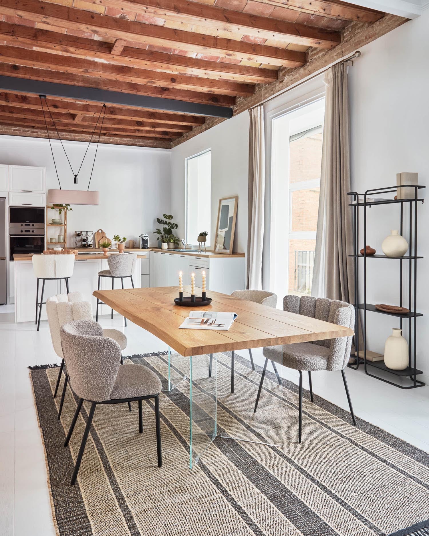 Moderner Lotty Tisch aus Eichenfurnier mit natürlichem Finish, Glasbeinen und 180x100 cm Grösse, ideal für stilvolle Räume.