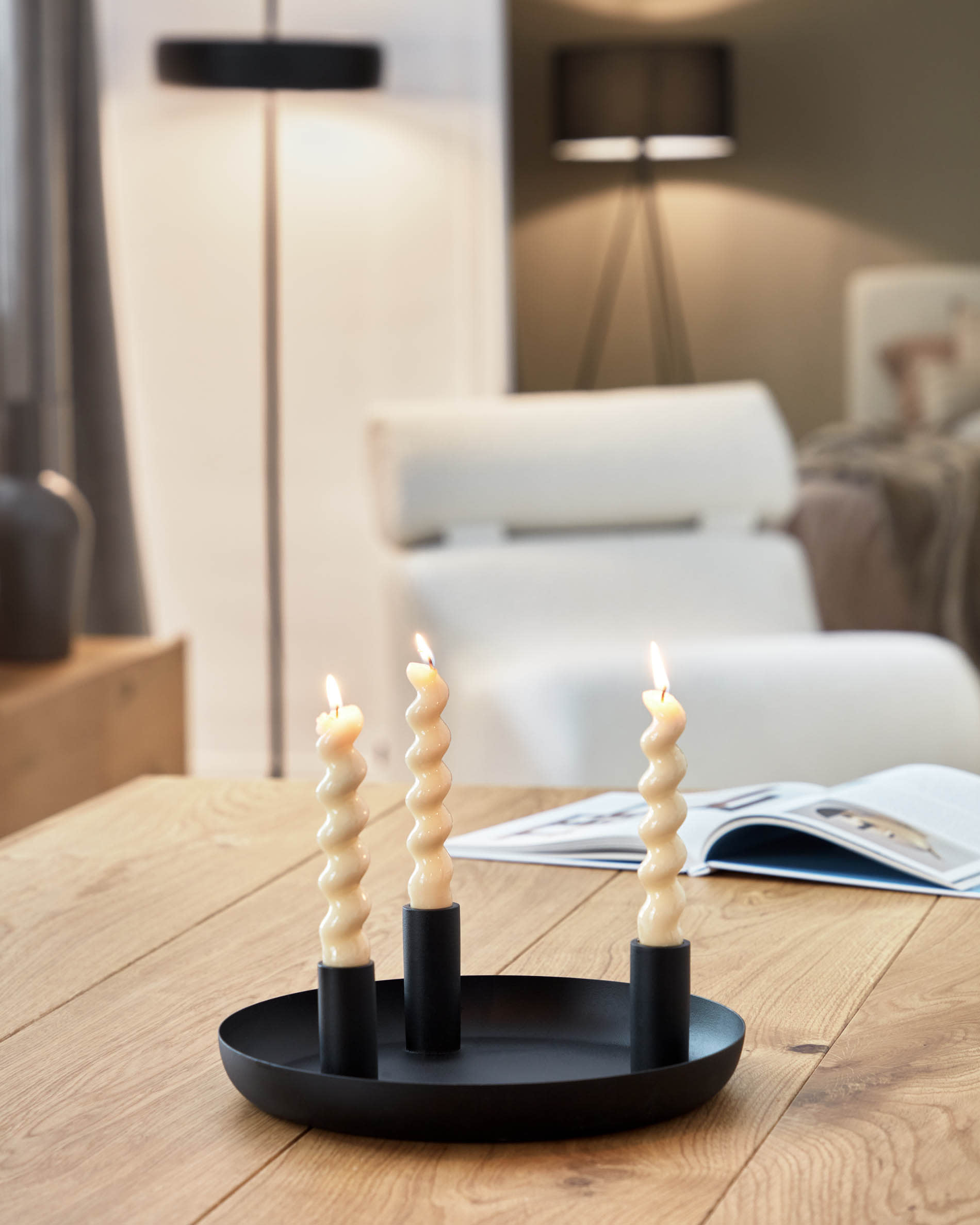 Erleben Sie den Lotty Tisch von Kave Home: Einzigartiges Eichenfurnier, elegante Glasbeine, 160 x 90 cm – der perfekte Mittelpunkt für Ihr Esszimmer.