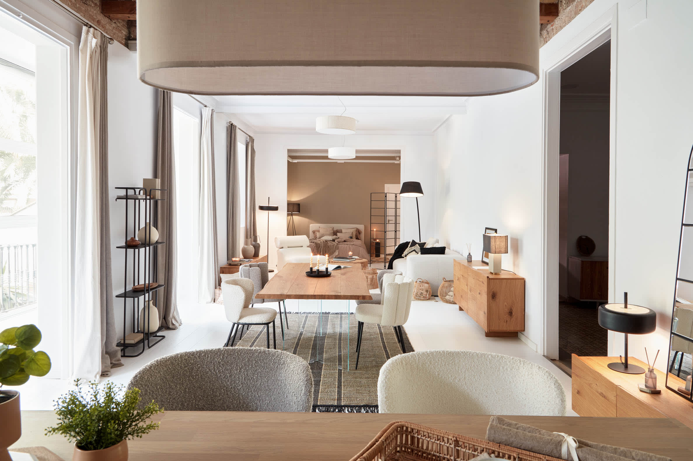 Moderner Lotty Tisch aus Eichenfurnier mit natürlichem Finish, Glasbeinen und 160x90 cm Grösse, ideal für stilvolle Räume.