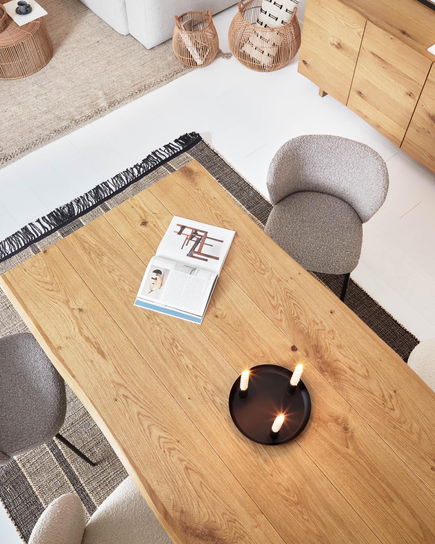 Eleganter Lotty Tisch aus Eichenfurnier mit natürlichem Finish, Glasbeinen und 160x90 cm, perfekt für moderne Wohnräume.