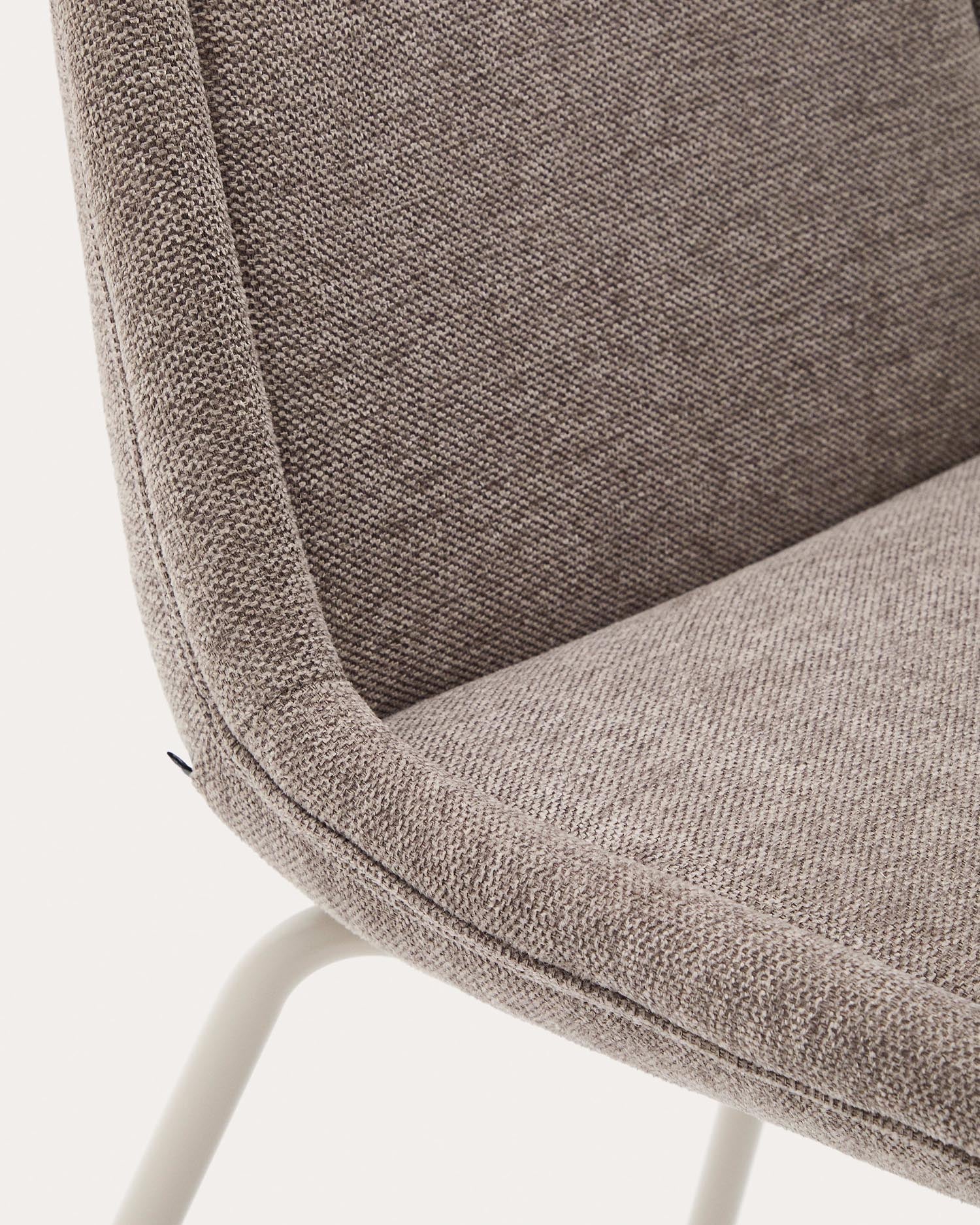 Moderner Aimin Stuhl in hellbraunem Chenille mit stabilen Stahlbeinen und elegantem mattbeigen Finish. Perfekt für nachhaltige Wohnkonzepte.