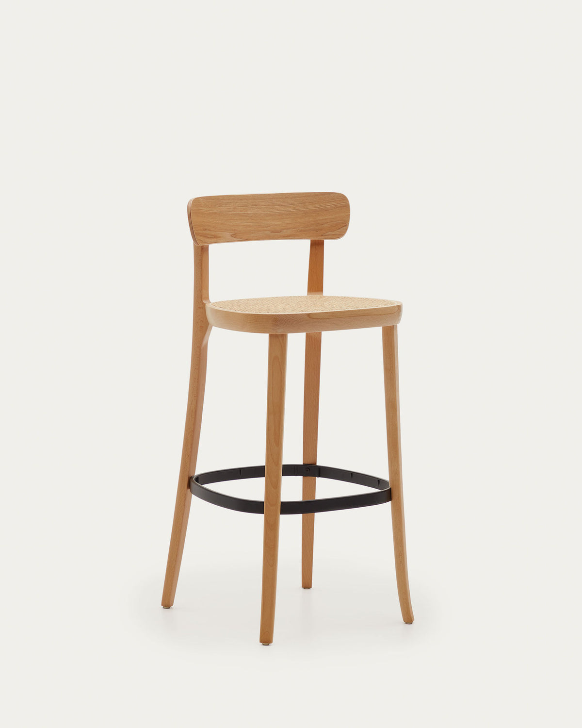 Romane Hocker aus Buchenholz mit natürlichem Finish, Eschenfurnier und Rattan Höhe 75 cm in Natur präsentiert im Onlineshop von KAQTU Design AG. Barstuhl ist von Kave Home