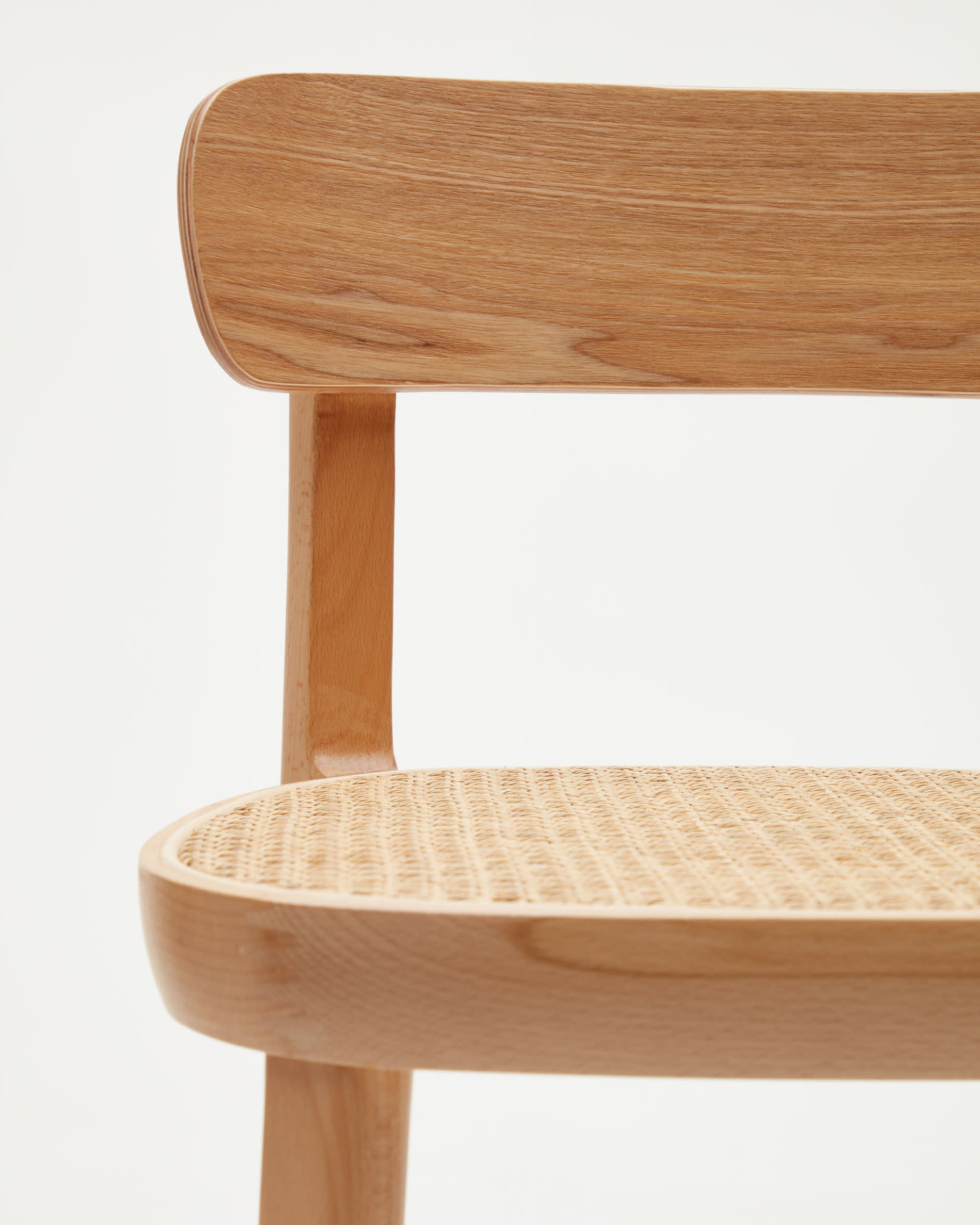 Der stilvolle Romane Hocker aus Buchenholz mit Rattan-Sitz, 75 cm hoch, bietet Eleganz und Komfort für jede moderne Einrichtung.