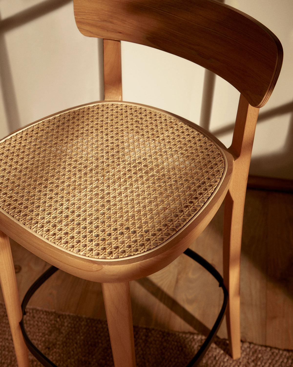 Romane Hocker aus Buchenholz mit natürlichem Finish, Eschenfurnier und Rattan Höhe 75 cm in Natur präsentiert im Onlineshop von KAQTU Design AG. Barstuhl ist von Kave Home