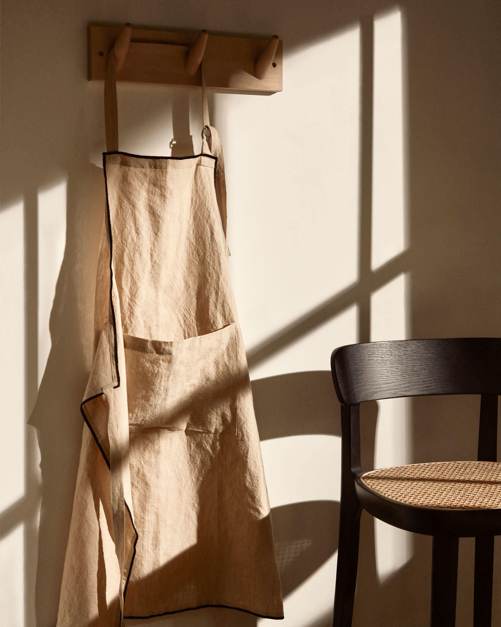 Moderner Romane Hocker aus Buchenholz, schwarzes Finish, Eschenfurnier und Rattan, 75 cm hoch, perfekt für stilvolle Einrichtungen.