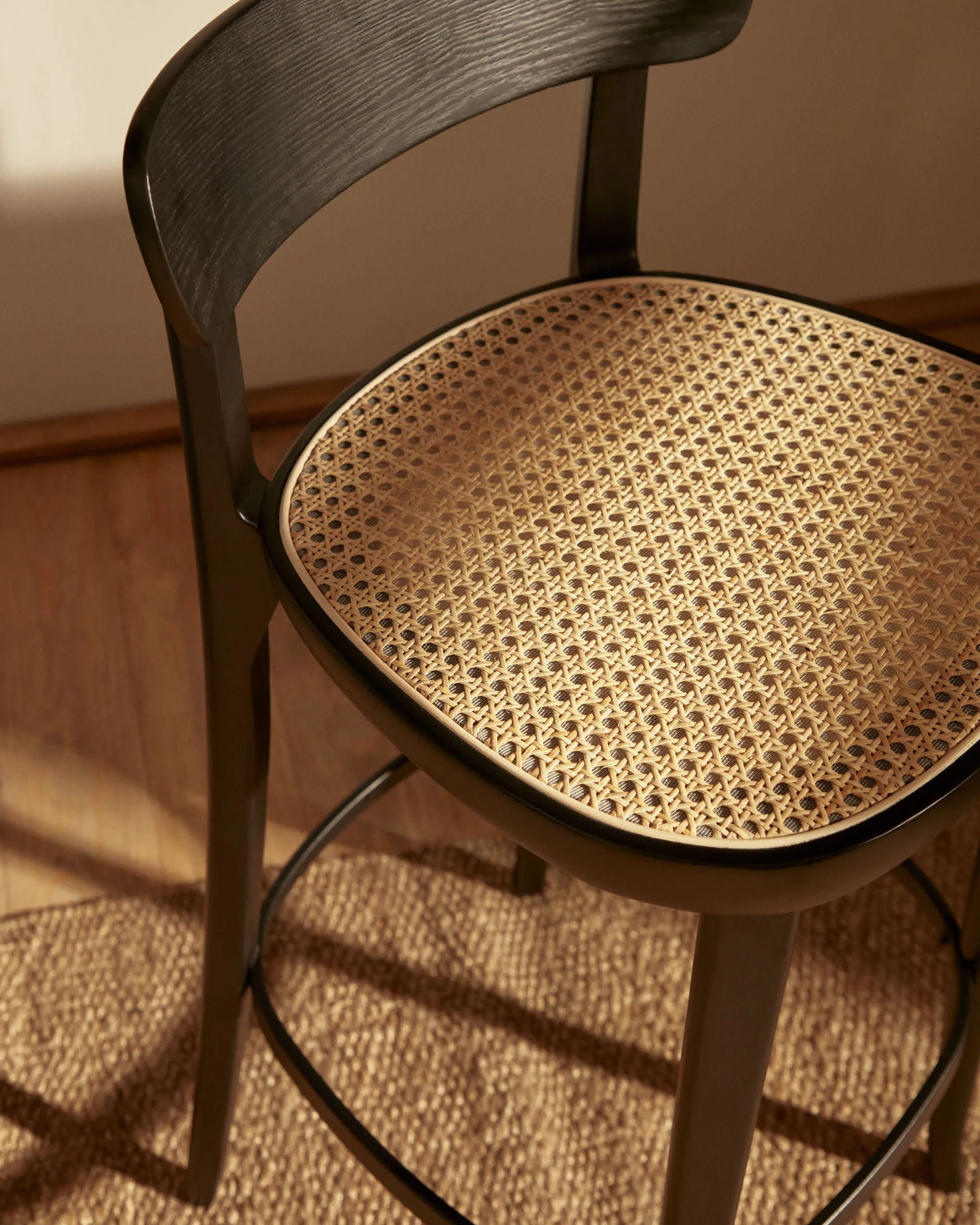 Eleganter Romane Hocker aus Buchenholz mit schwarzem Finish, Eschenfurnier und Rattan, 75 cm hoch, ideal für moderne Wohnräume.