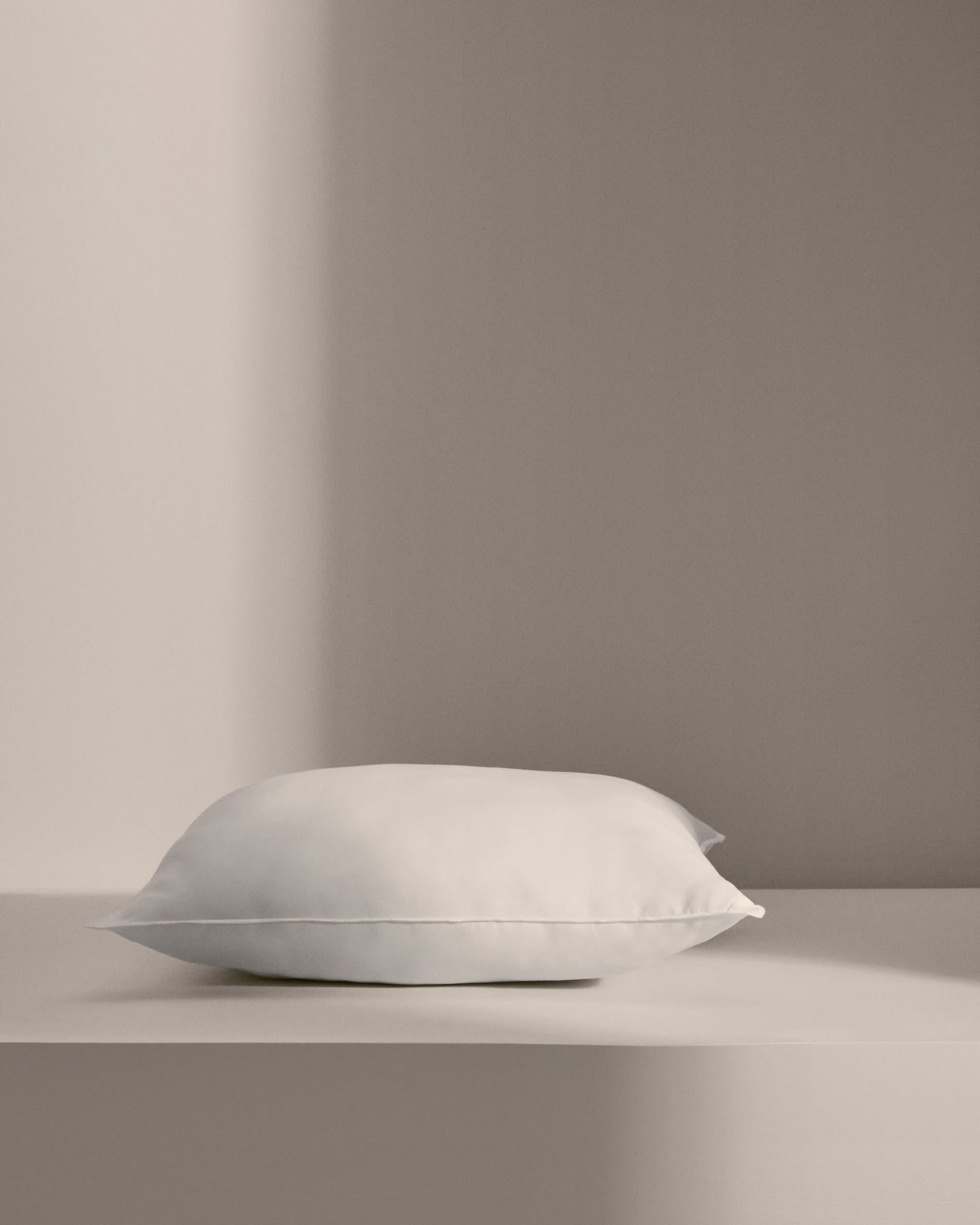 Die Fluff Kissenfüllung 50x50 cm von Kave Home sorgt für optimalen Komfort und ist ideal für Ihre dekorativen Kissen.